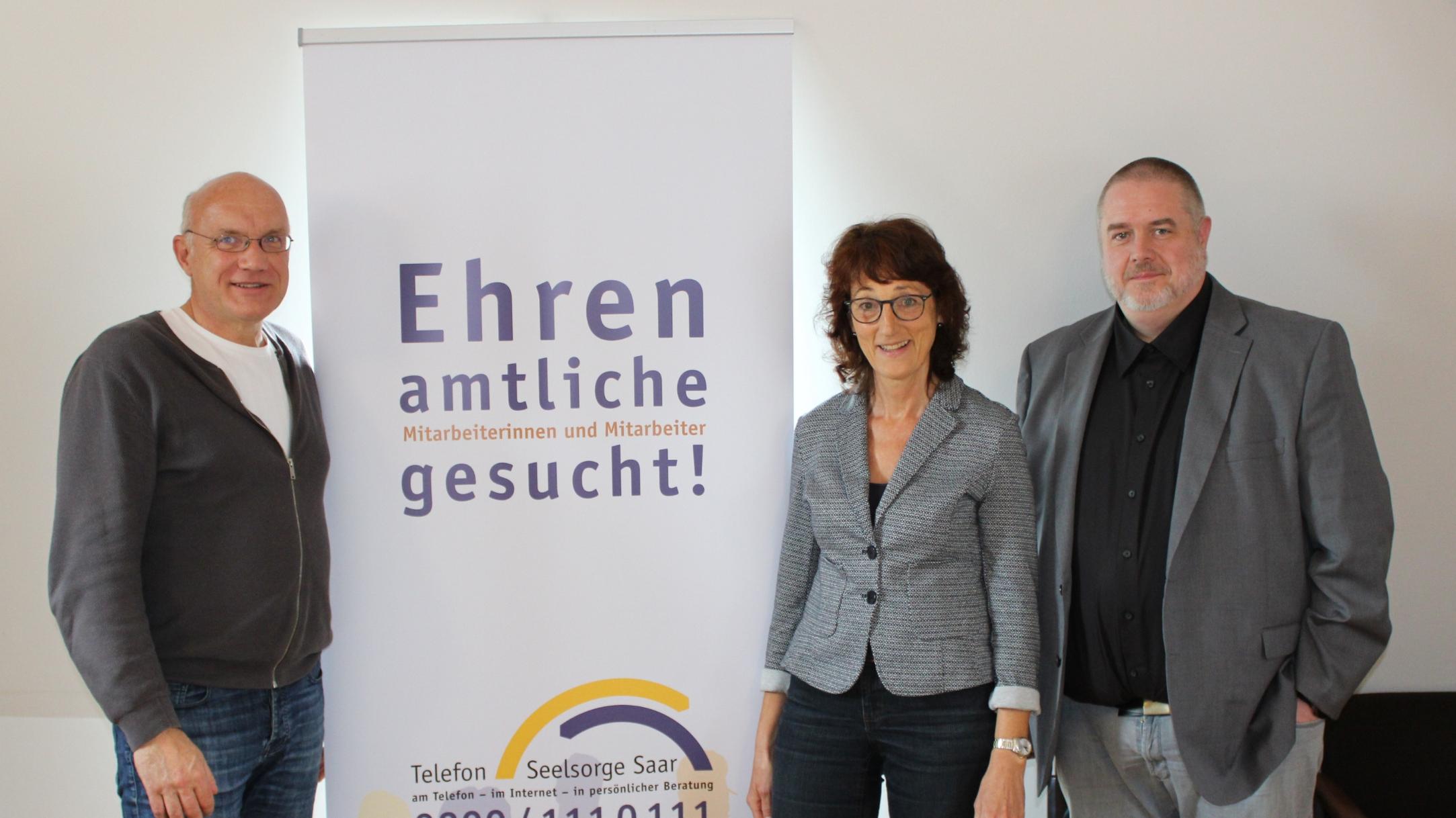 Volker Bier, Heidrun Mohren-Dörrenbächer und ihr Nachfolger Christoph Fleck stellen den Jahresbericht 2022 der Telefonseelsorge Saar vor.