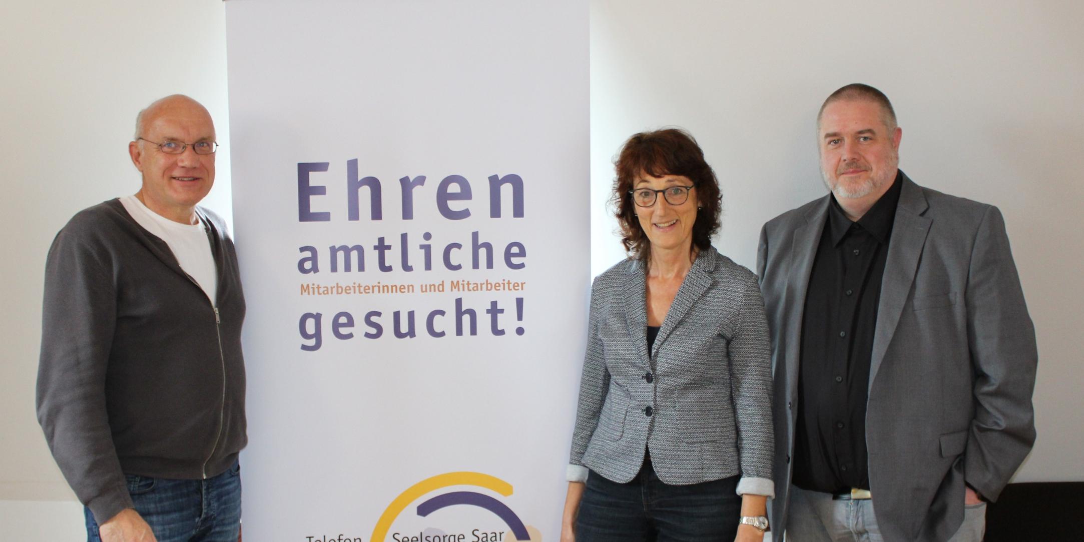 Volker Bier, Heidrun Mohren-Dörrenbächer und ihr Nachfolger Christoph Fleck stellen den Jahresbericht 2022 der Telefonseelsorge Saar vor.
