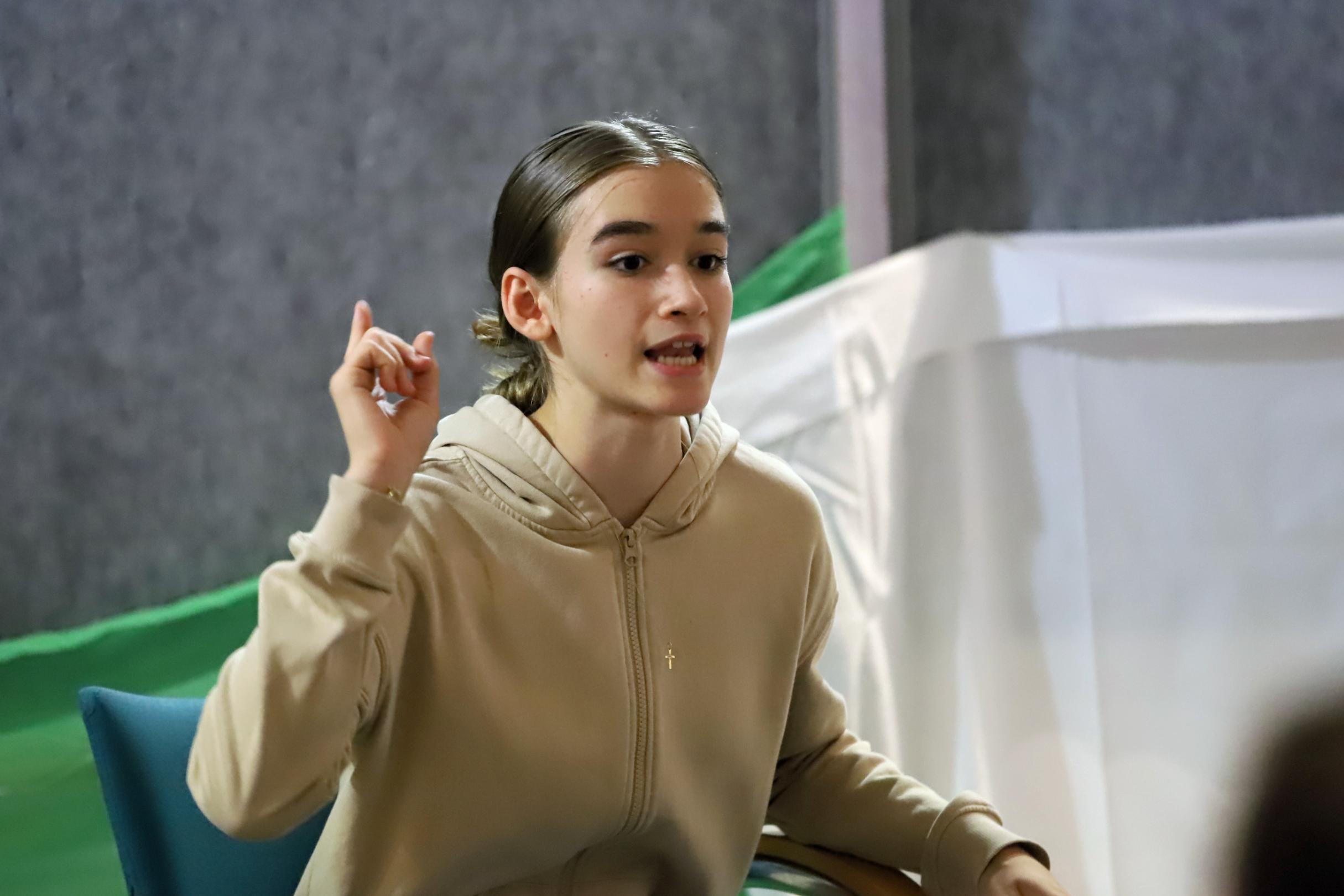 Nina bei der Aufführung des Theaterstücks
