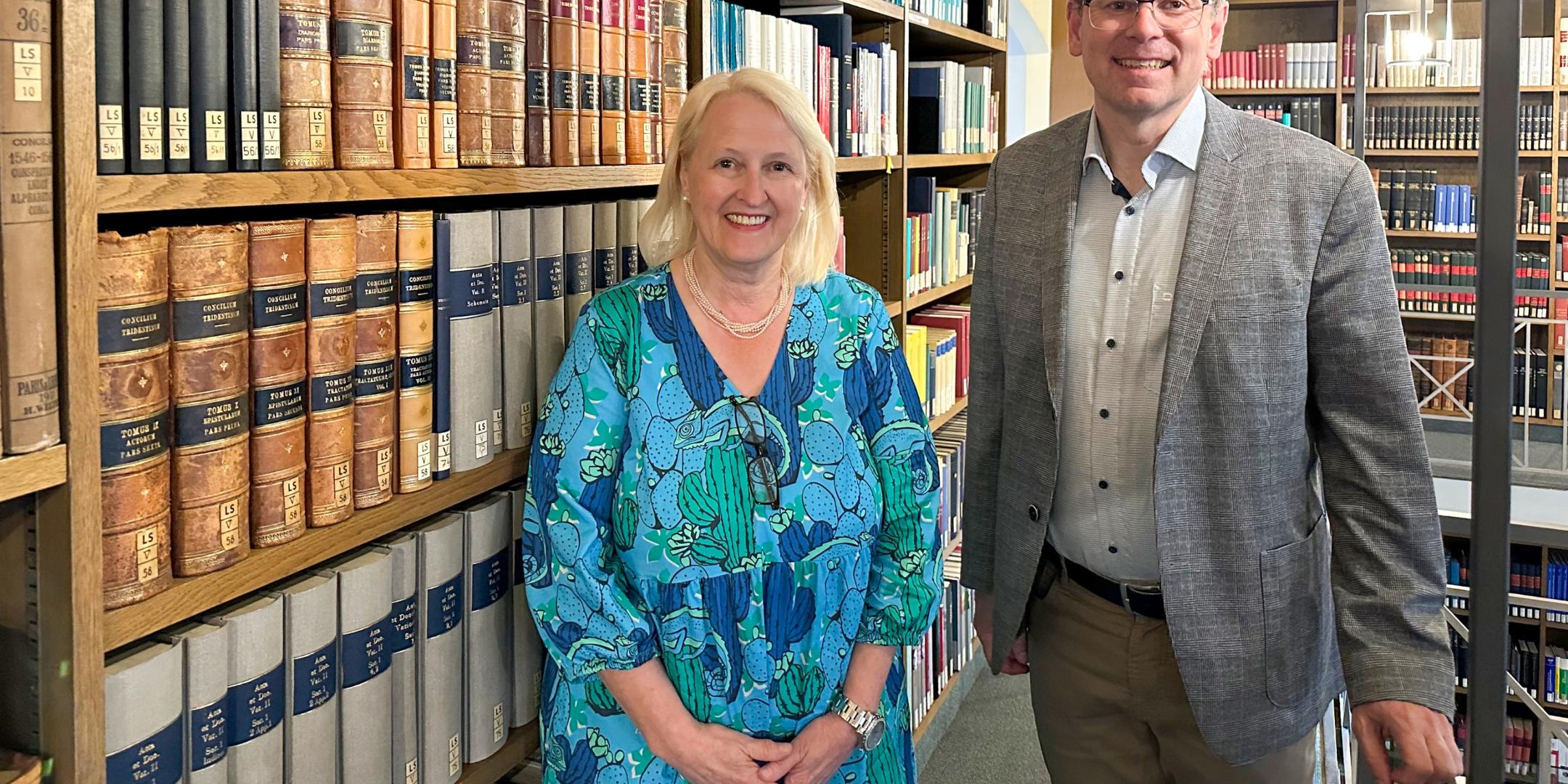 Prof. Dr. Kranemann und KEB-Leiterin Katharina Zey-Wortmann.