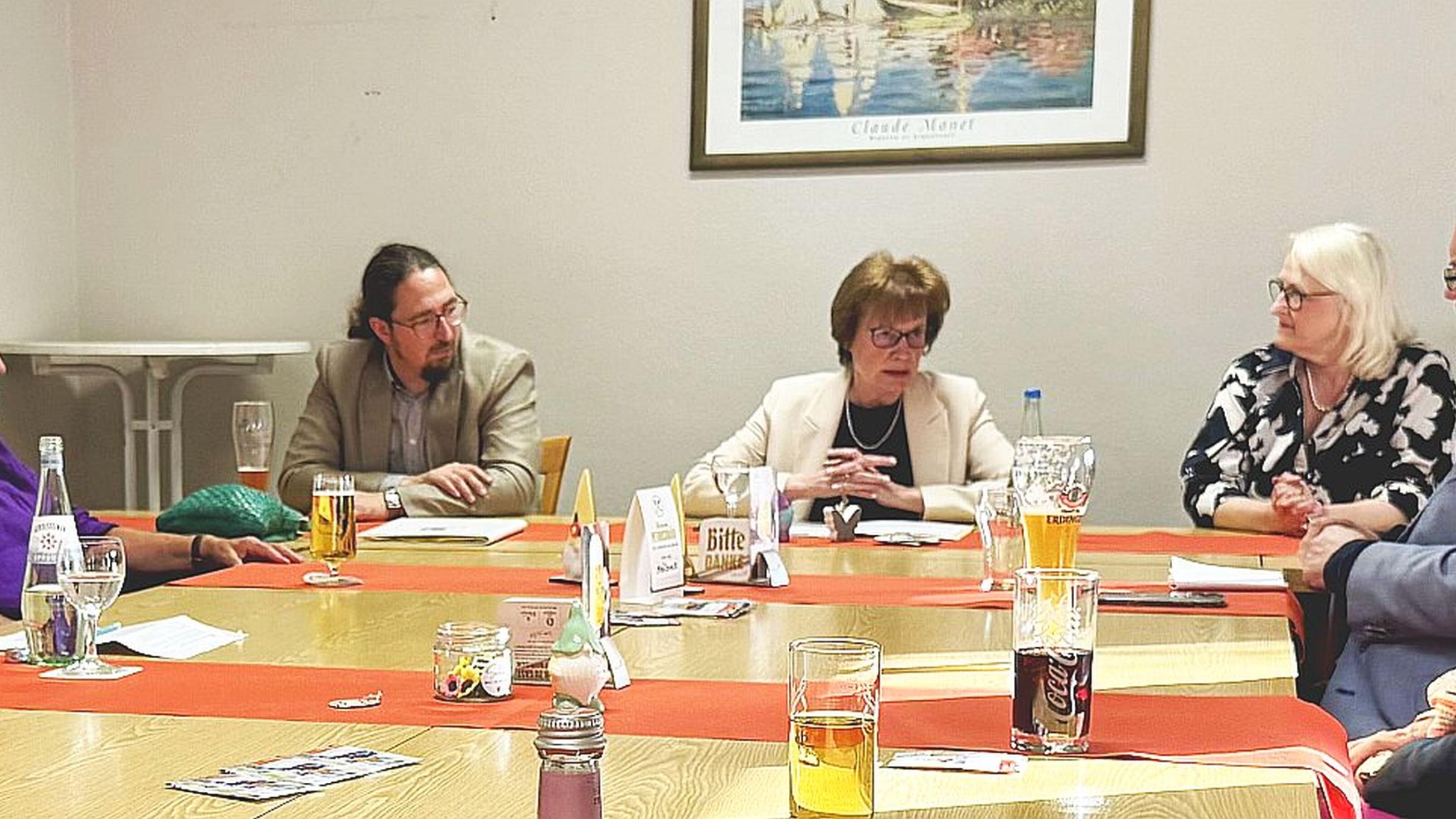 Botschafterin Dr. Heike Peitsch (Mitte) beim „Theo-Talk“ über das Thema Glaube und Diplomatie.