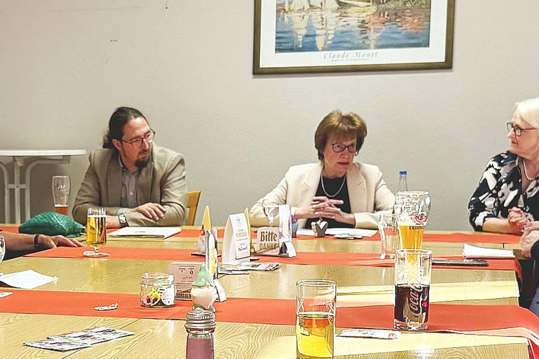 Botschafterin Dr. Heike Peitsch (Mitte) beim „Theo-Talk“ über das Thema Glaube und Diplomatie.