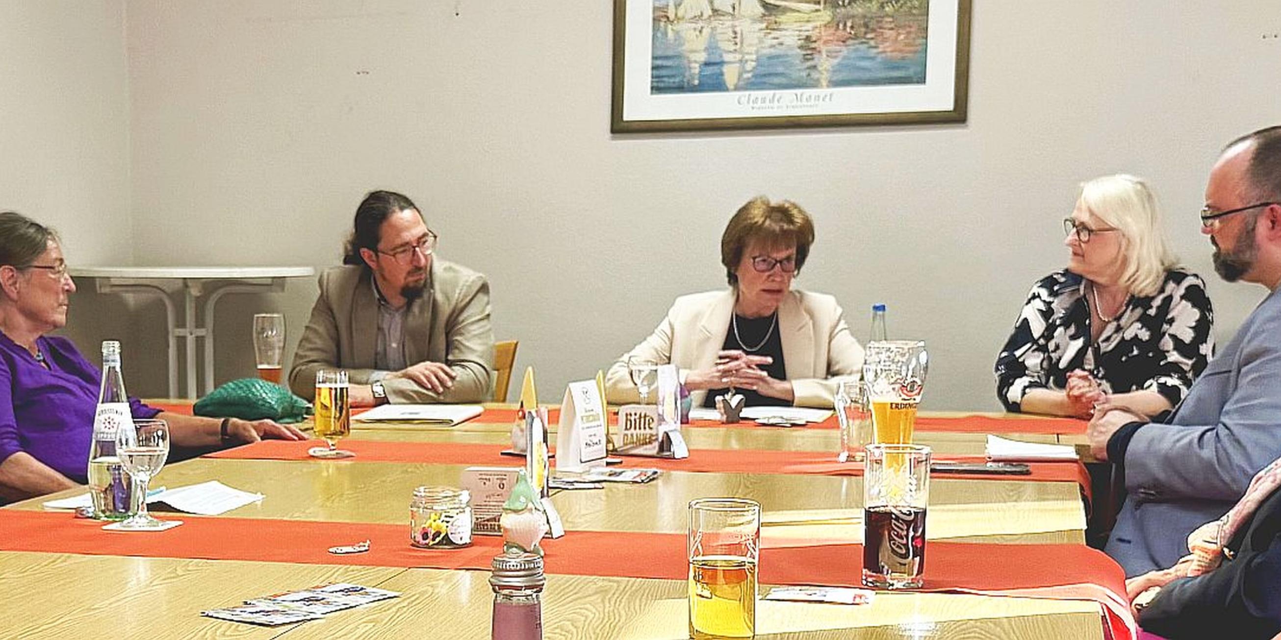 Botschafterin Dr. Heike Peitsch (Mitte) beim „Theo-Talk“ über das Thema Glaube und Diplomatie.