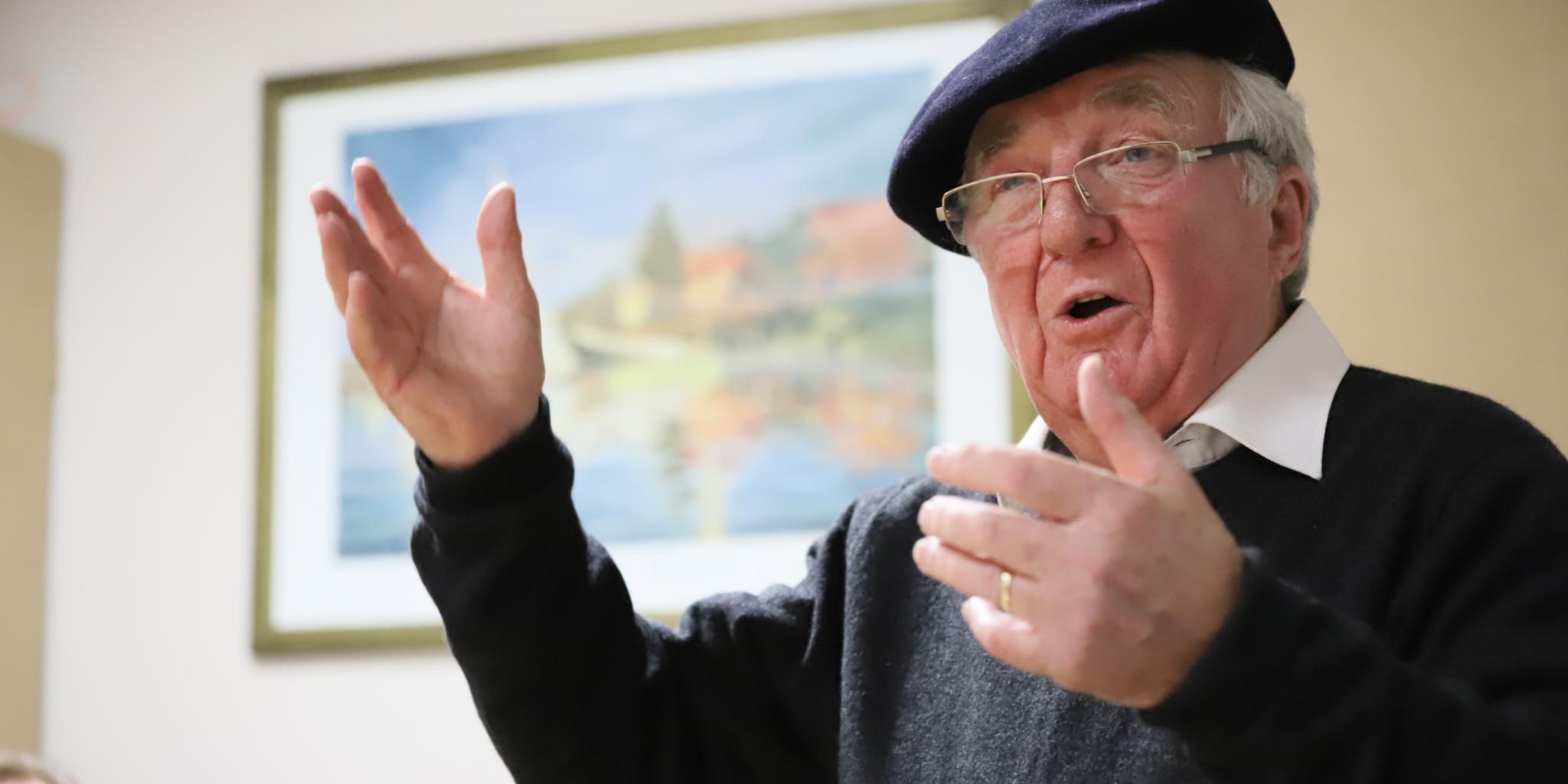 Hans-Karl Meunier parodiert die französischen Nachbarn mit einem Augenzwinkern