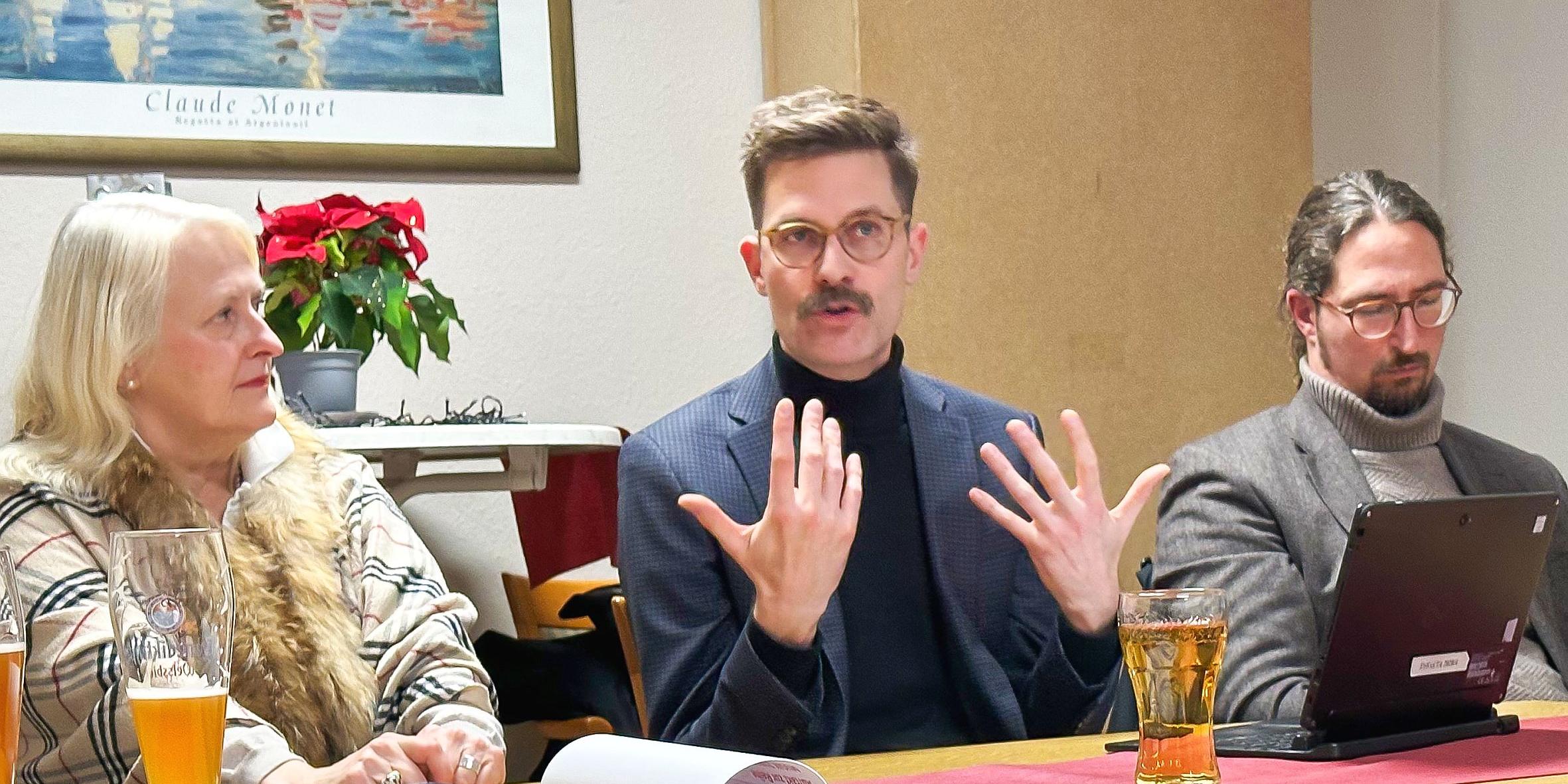 Der Dominikaner Dr. Dennis Halft (Mitte) beim Theo-Talk – neben ihm Katharina Zey-Wortmann und Dr. Samuel Acloque von der KEB Trier.