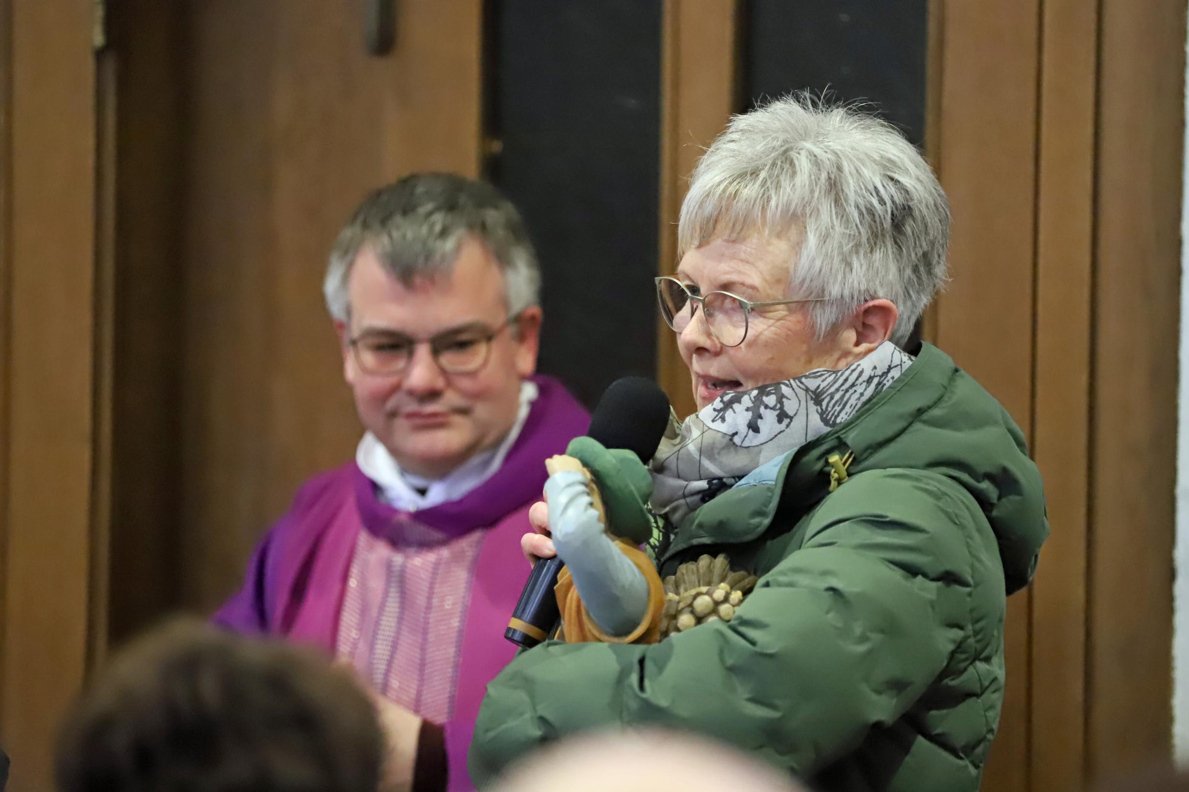 Thommer Bürgerin mit Krippenfigur von Christian Heinz