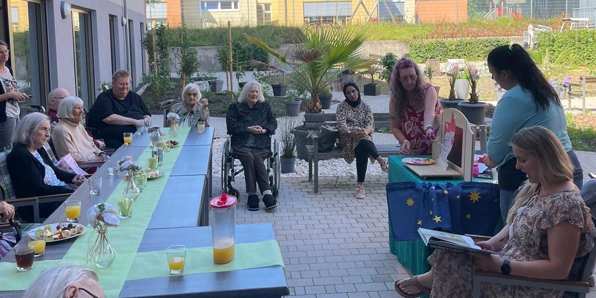 Die angehenden Kinderpflegerinnen führen 'Die kleine Hexe' als Tischtheater im Altenheim Katharina von Bora in Neunkirchen auf.