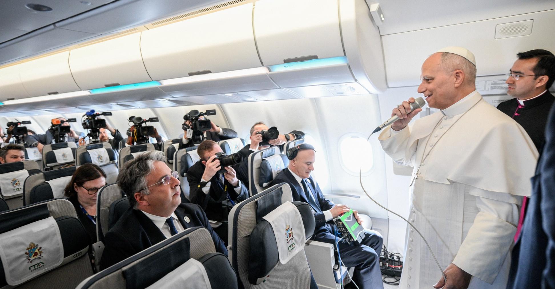 Leo XIV. auf dem Flug nach Algerien vor Journalisten.