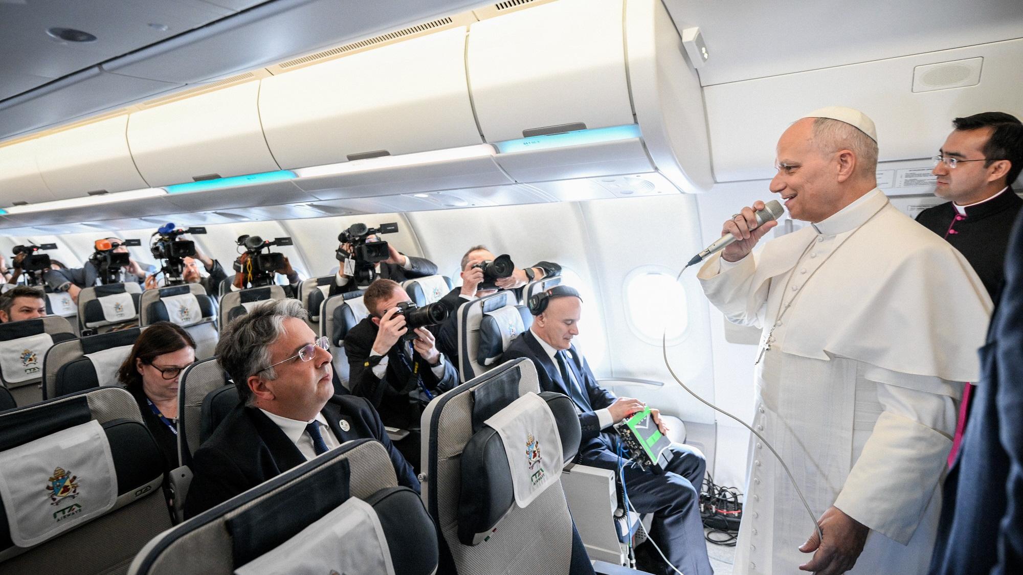 Leo XIV. auf dem Flug nach Algerien vor Journalisten.