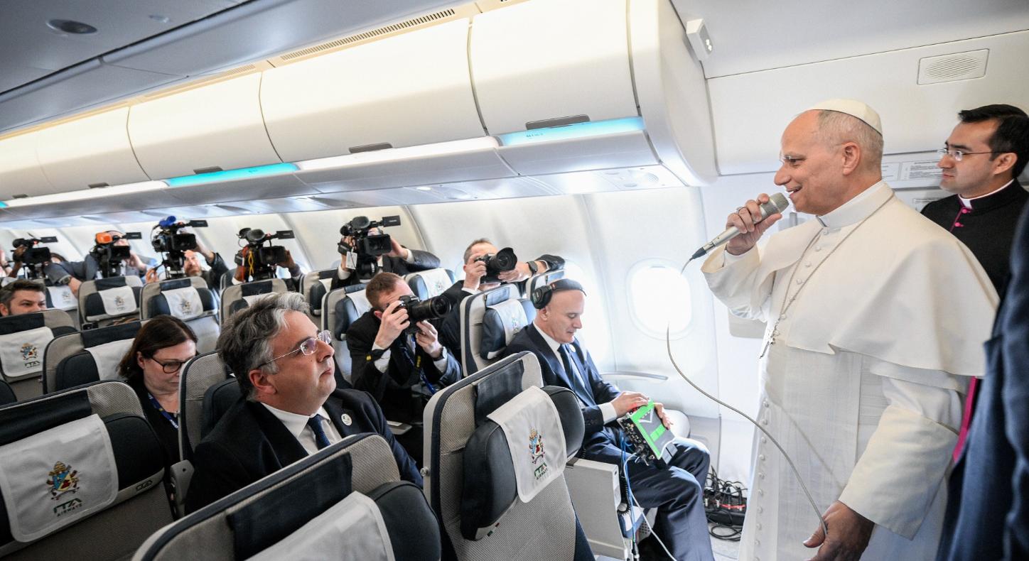 Leo XIV. auf dem Flug nach Algerien vor Journalisten.