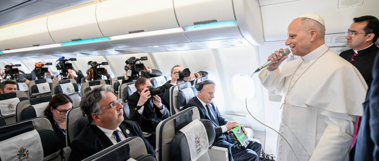 Leo XIV. auf dem Flug nach Algerien vor Journalisten.