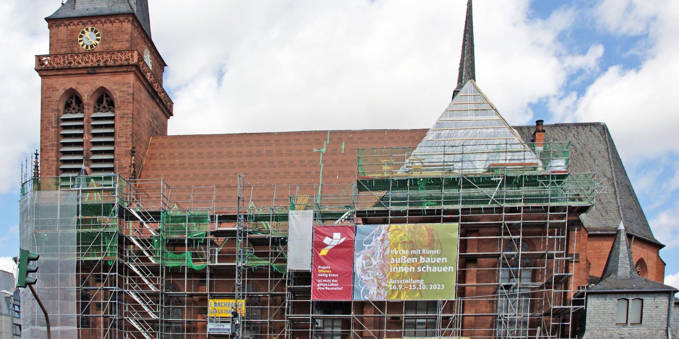 Die Heilig-Kreuz-Kirche mit Werbebanner zur Ausstellung