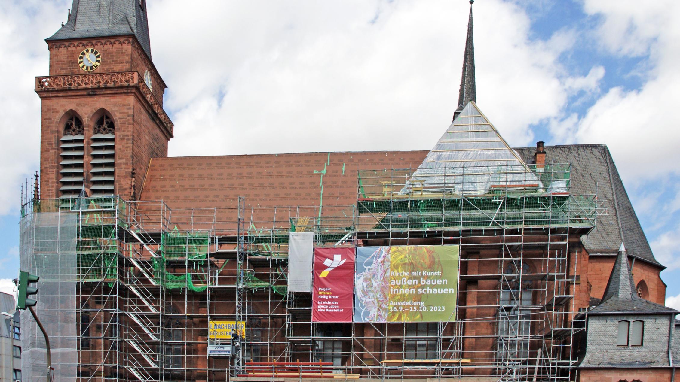 Die Heilig-Kreuz-Kirche mit Werbebanner zur Ausstellung