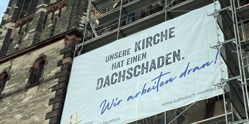 Transparent vor der Kirche