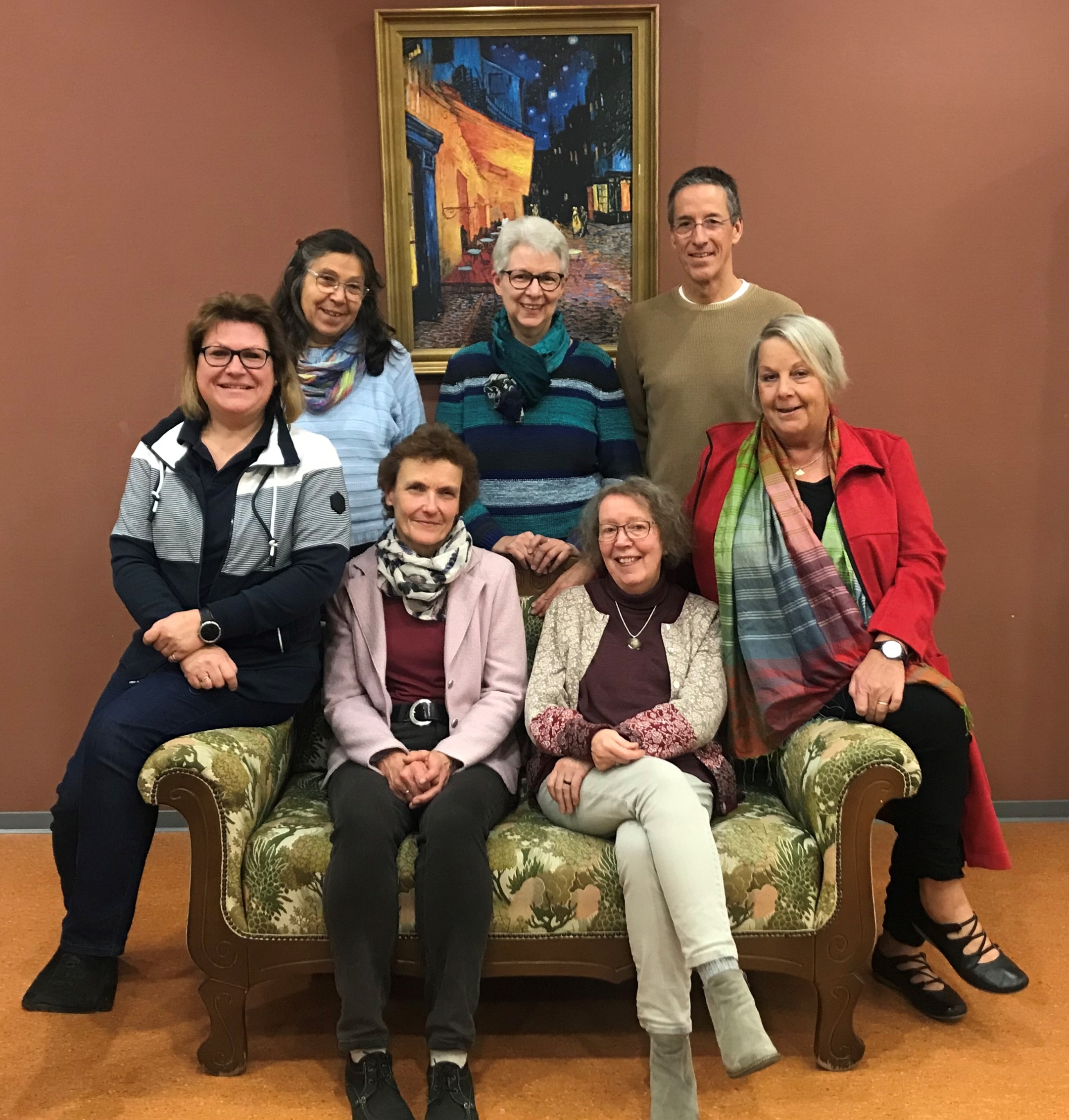 Die Leiterin der Katholischen Familienbildungsstätte Andernach, Stefanie Lange (links), Pastoralreferentin Birgitt Brink (rechts) und Pia Eibel (Mitte stehen) sowie Magret Schmitz (sitzend links) sind Teil des „Horizonte“-Teams.
