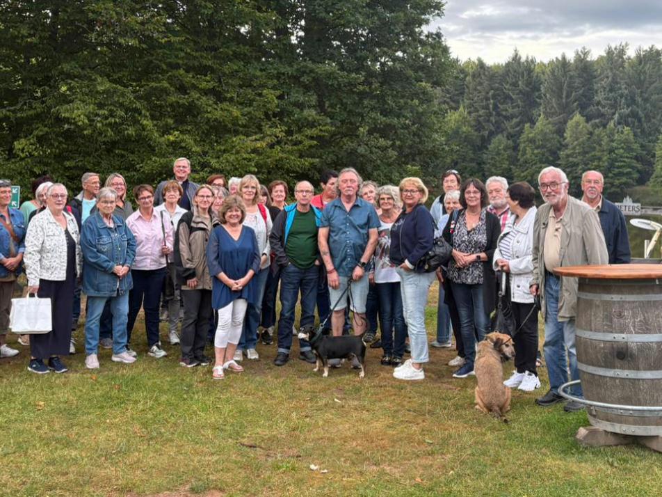 45 Frauen und Männer kamen zur Trauerwanderung an den Jägersburger Weiher.