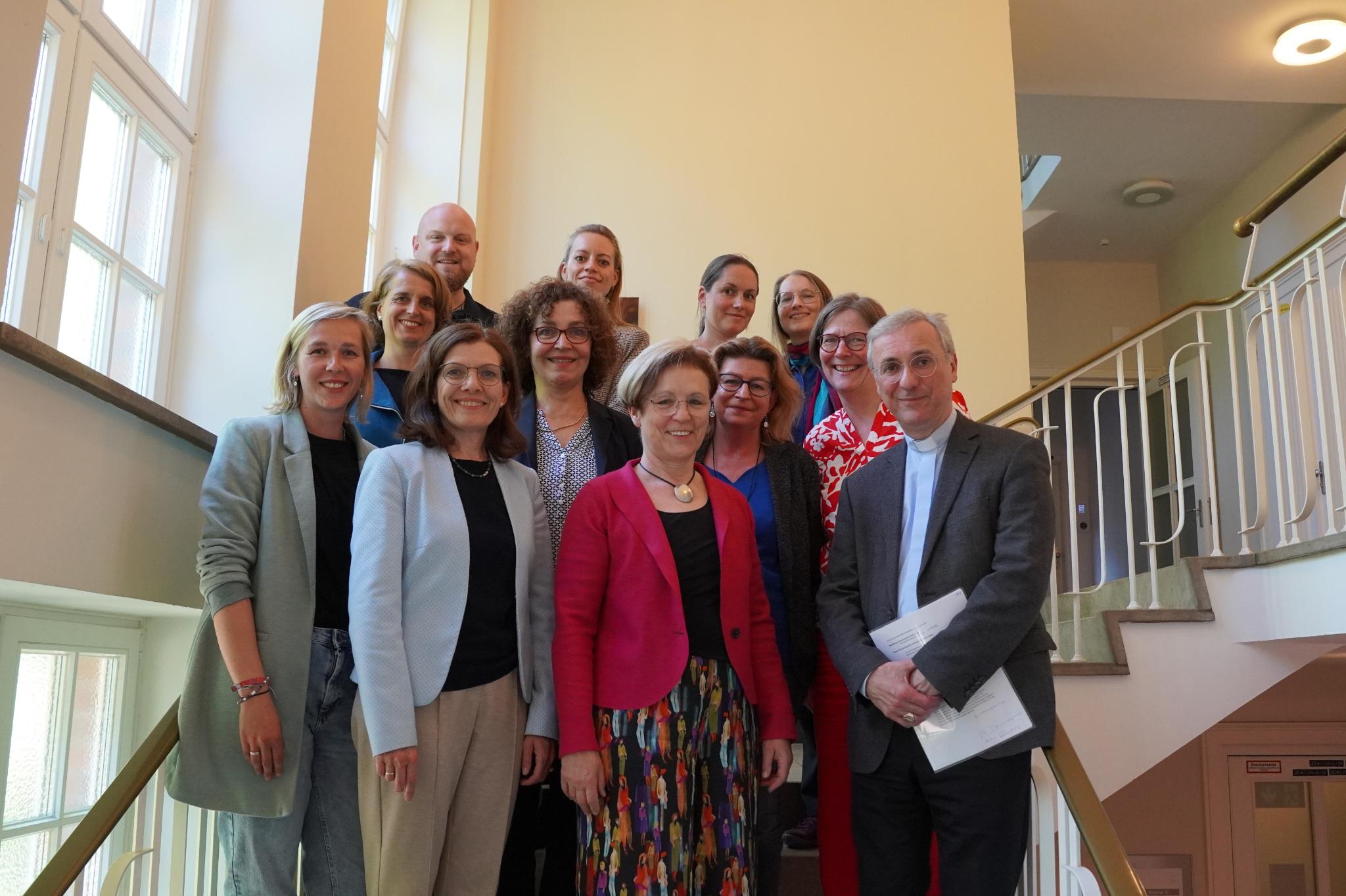 Die Gruppe der Gleichstellungsbeauftragten aus deutschen (Erz-)Diözesen mit Erzbischof Dr. Stefan Heße (ganz rechts). Aus Trier dabei: Susanne Kramer (zweite Reihe, Zweite von rechts) und Joachim Stöber (hintere Reihe links).
