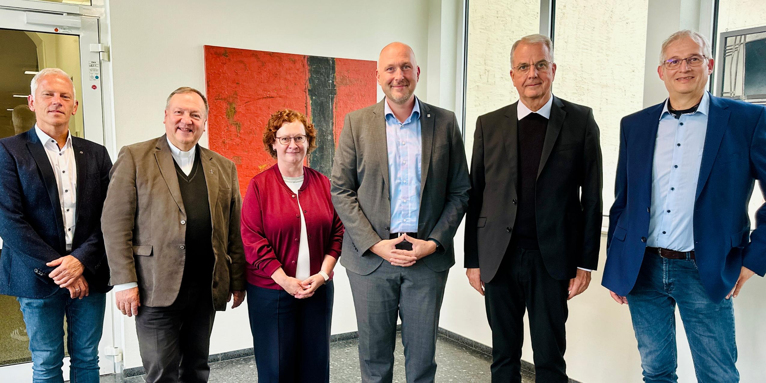 V.l.n.r.: Wolfgang Neumann, Dekan Msgr. Michael Becker, Katja Neff, Landrat Andreas Kruppert, Weihbischof Jörg Michael Peters und Dyrck Meyer