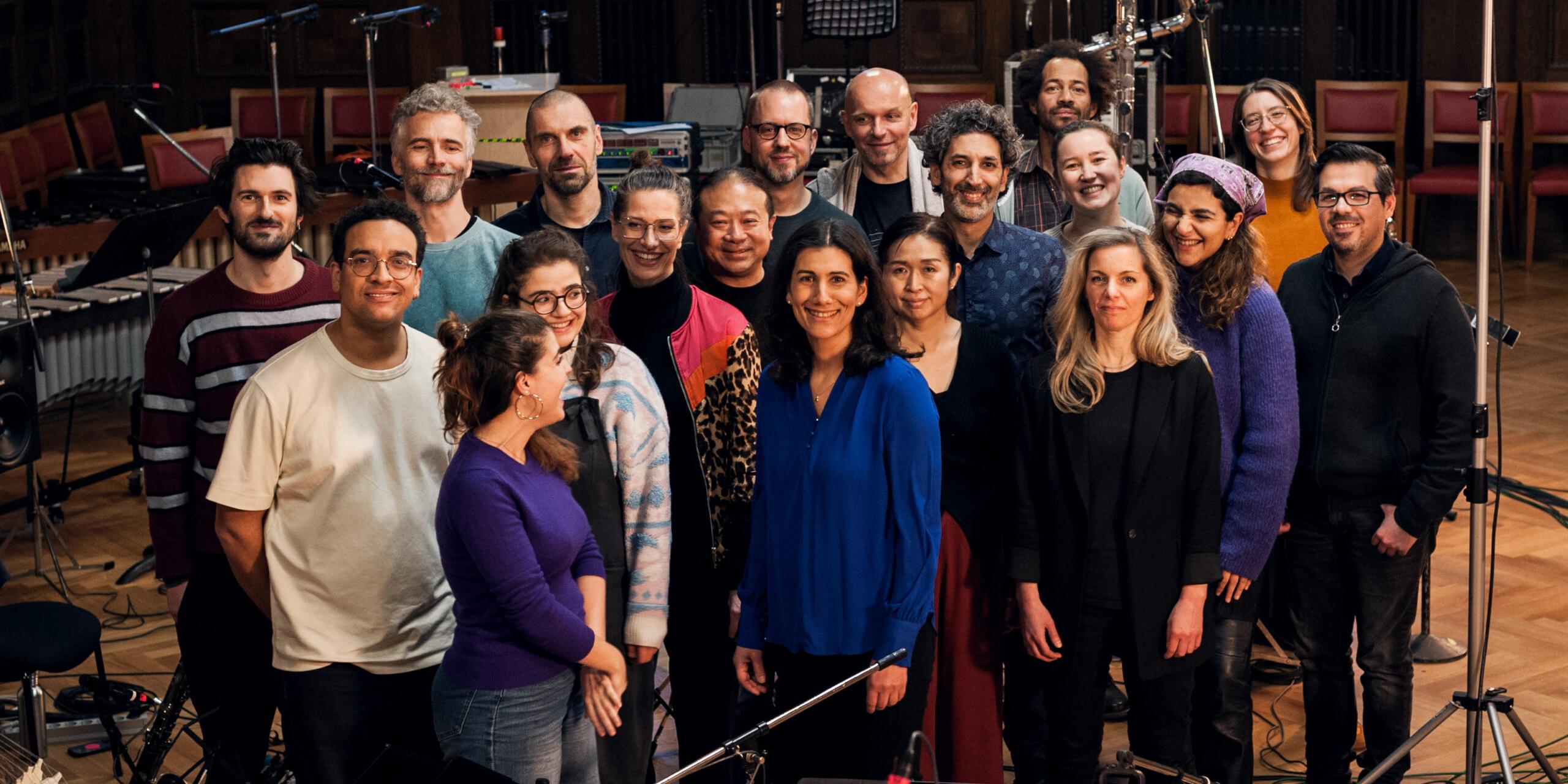 Den Instrumentalpart übernehmen Mitglieder des Trickster Orchestras aus Berlin.