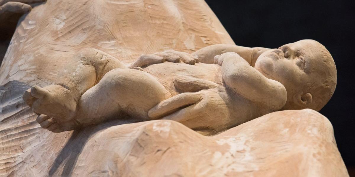 Menschenkind und Gottes Kind: Jesus (Ausschnitt aus der Krippe im Trierer Dom)