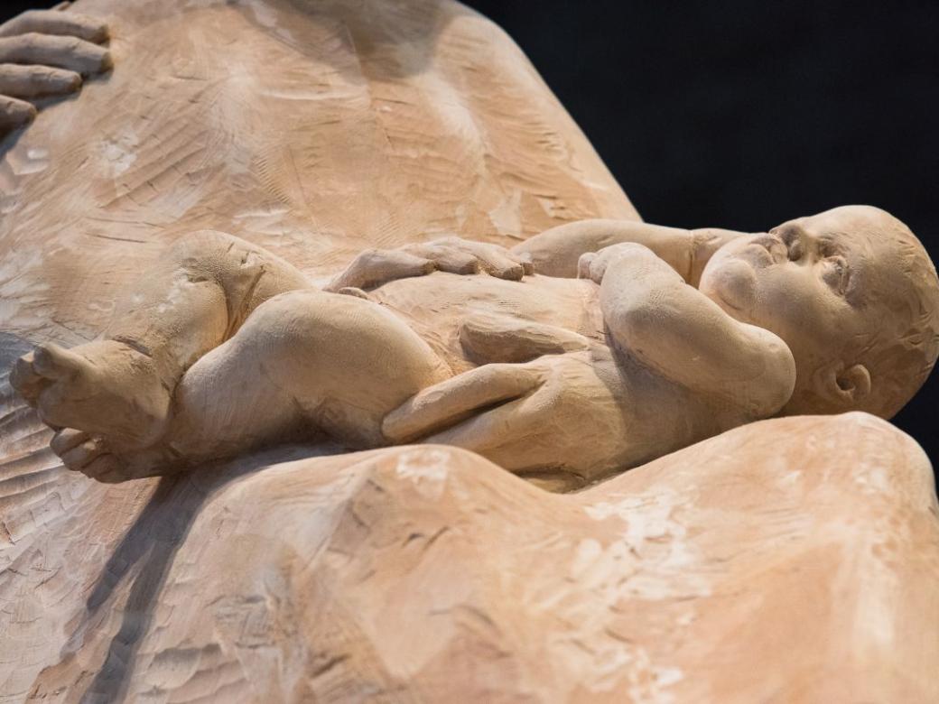 Menschenkind und Gottes Kind: Jesus (Ausschnitt aus der Krippe im Trierer Dom)