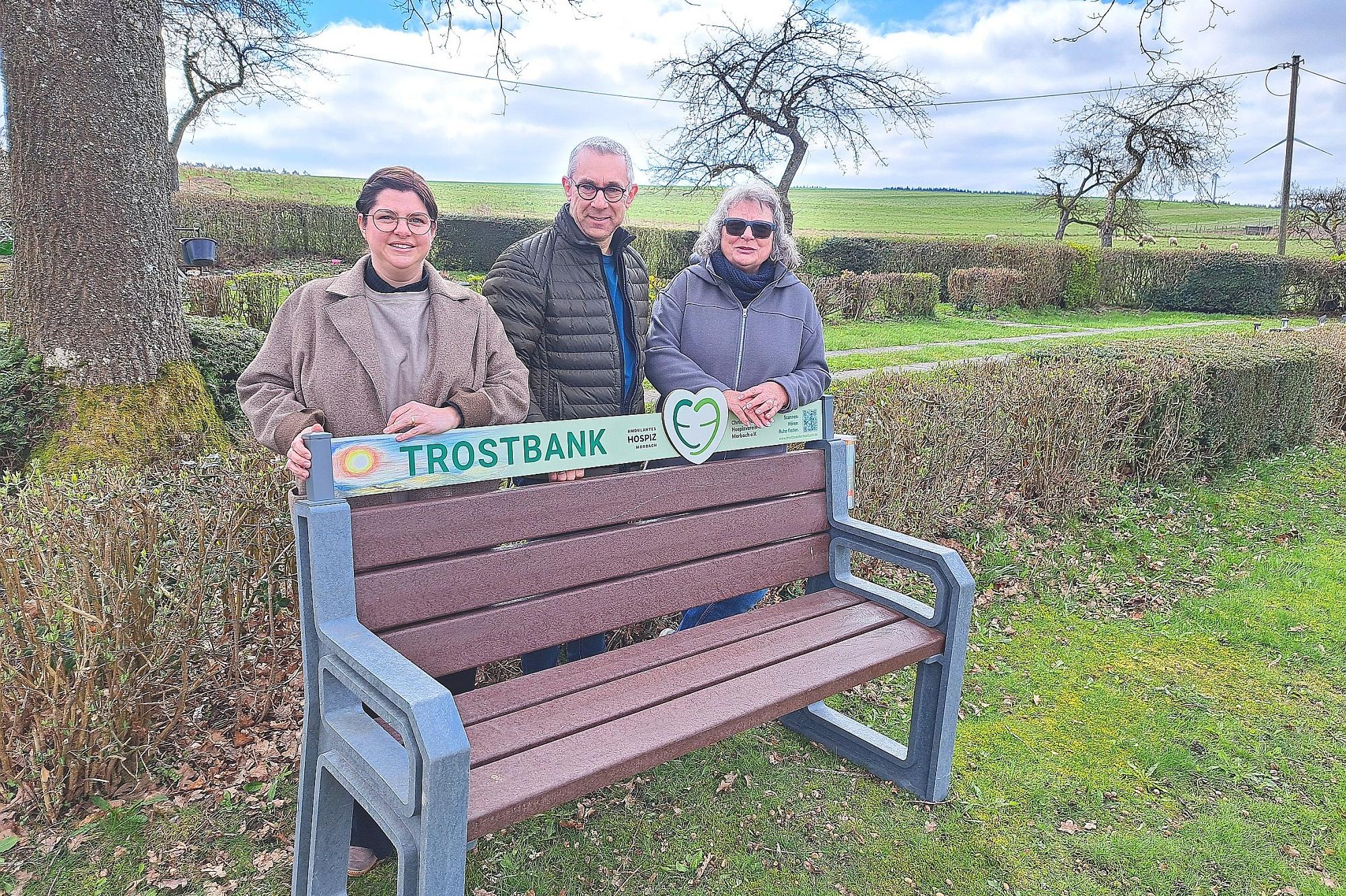 Der Gonzerather Ortsvorsteher Christoph Steinmetz, Elke Weyand vom Christlichen Hospizverein (rechts) und Sarah Günter vom Ambulanten Hospiz an der Trostbank in Morbach- Gonzerath.