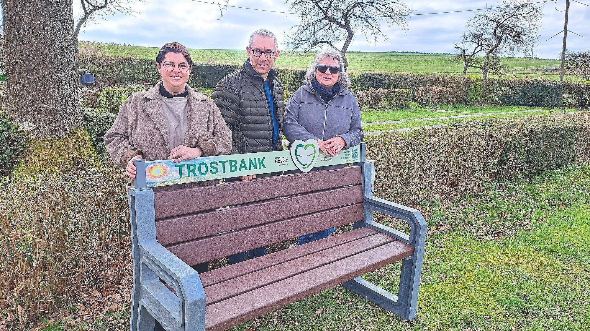 Der Gonzerather Ortsvorsteher Christoph Steinmetz, Elke Weyand vom Christlichen Hospizverein (rechts) und Sarah Günter vom Ambulanten Hospiz an der Trostbank in Morbach- Gonzerath.