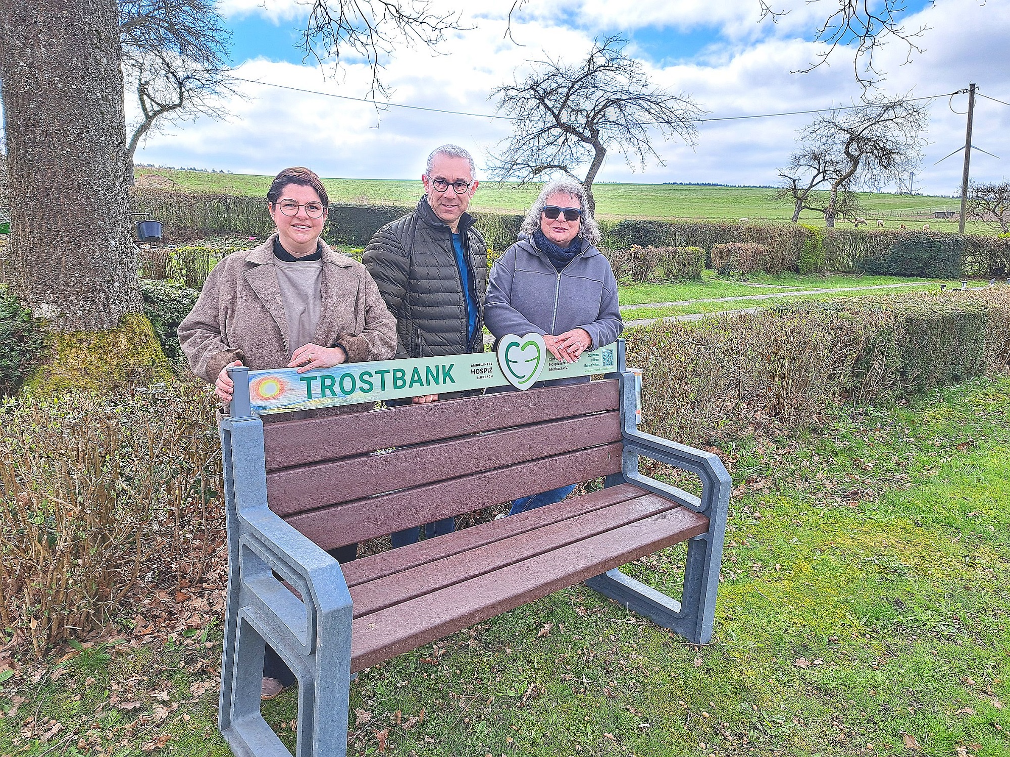 Der Gonzerather Ortsvorsteher Christoph Steinmetz, Elke Weyand vom Christlichen Hospizverein (rechts) und Sarah Günter vom Ambulanten Hospiz an der Trostbank in Morbach- Gonzerath.