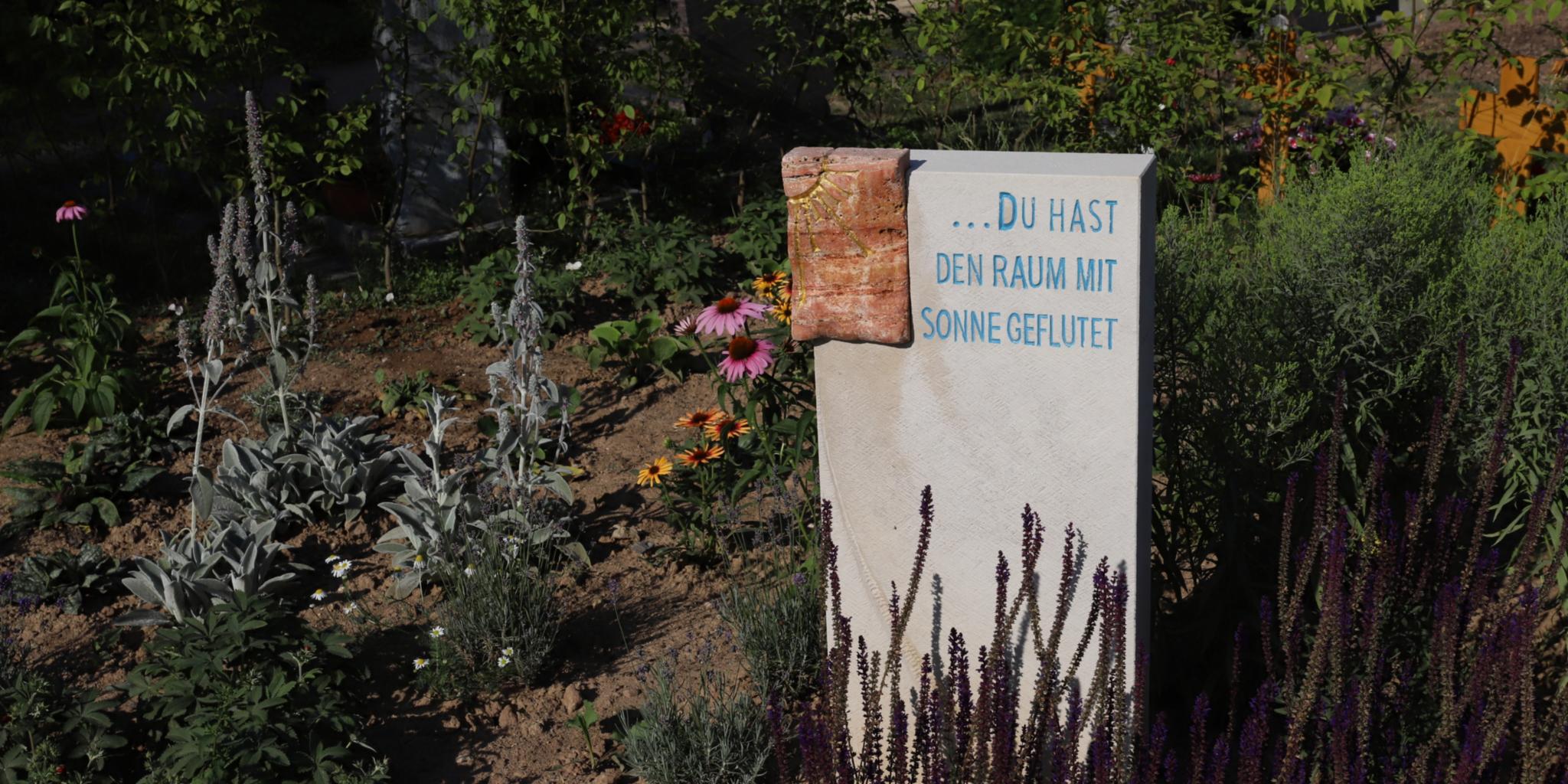 „...Du hast den Raum mit Sonne geflutet”, lautet der in den Stein der Stele gemeißelte Spruch.