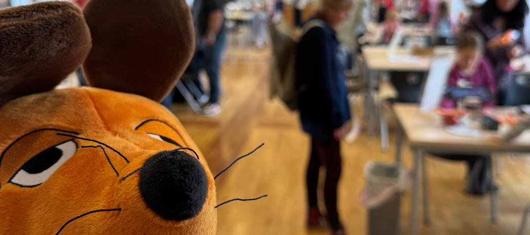 Die Maus ist zu sehen und im Hintergrund Menschen