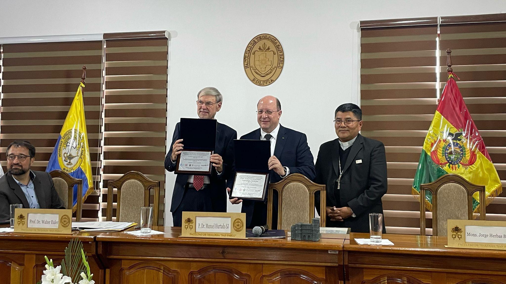 Professor Walter Euler, Prof. Manuel Hurtado Durán SJ und Bischof Jorge Herbas (Aiquile) (vlnr.)