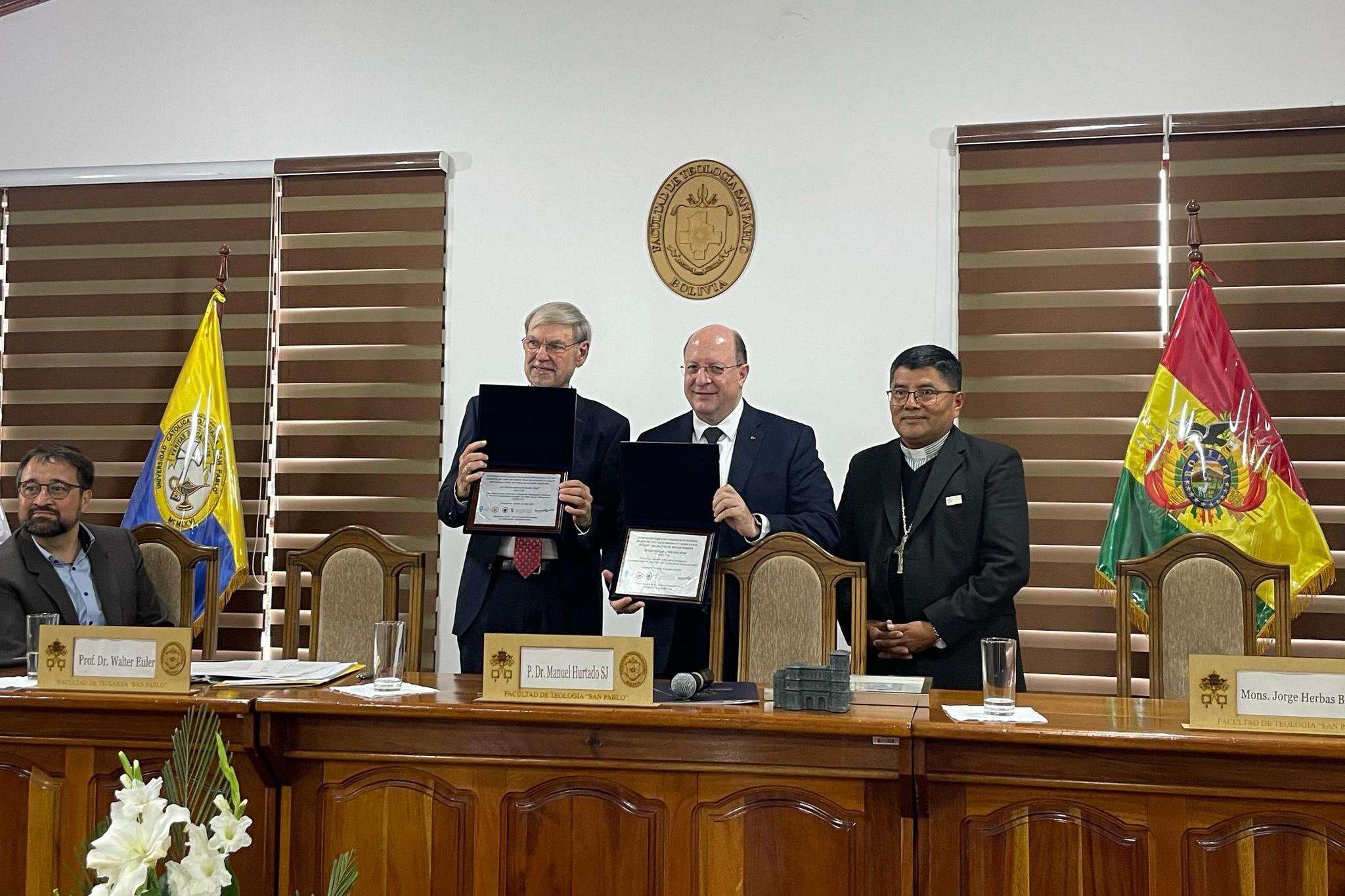 Professor Walter Euler, Prof. Manuel Hurtado Durán SJ und Bischof Jorge Herbas (Aiquile) (vlnr.)
