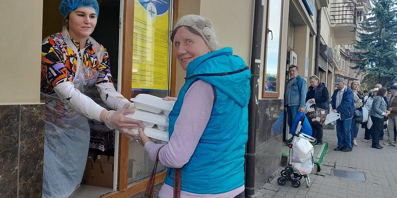 In der Caritas-Kantine in Iwano-Frankiwsk können sich alle Bedürftigen mit warmen, schmackhaften Mahlzeiten versorgen