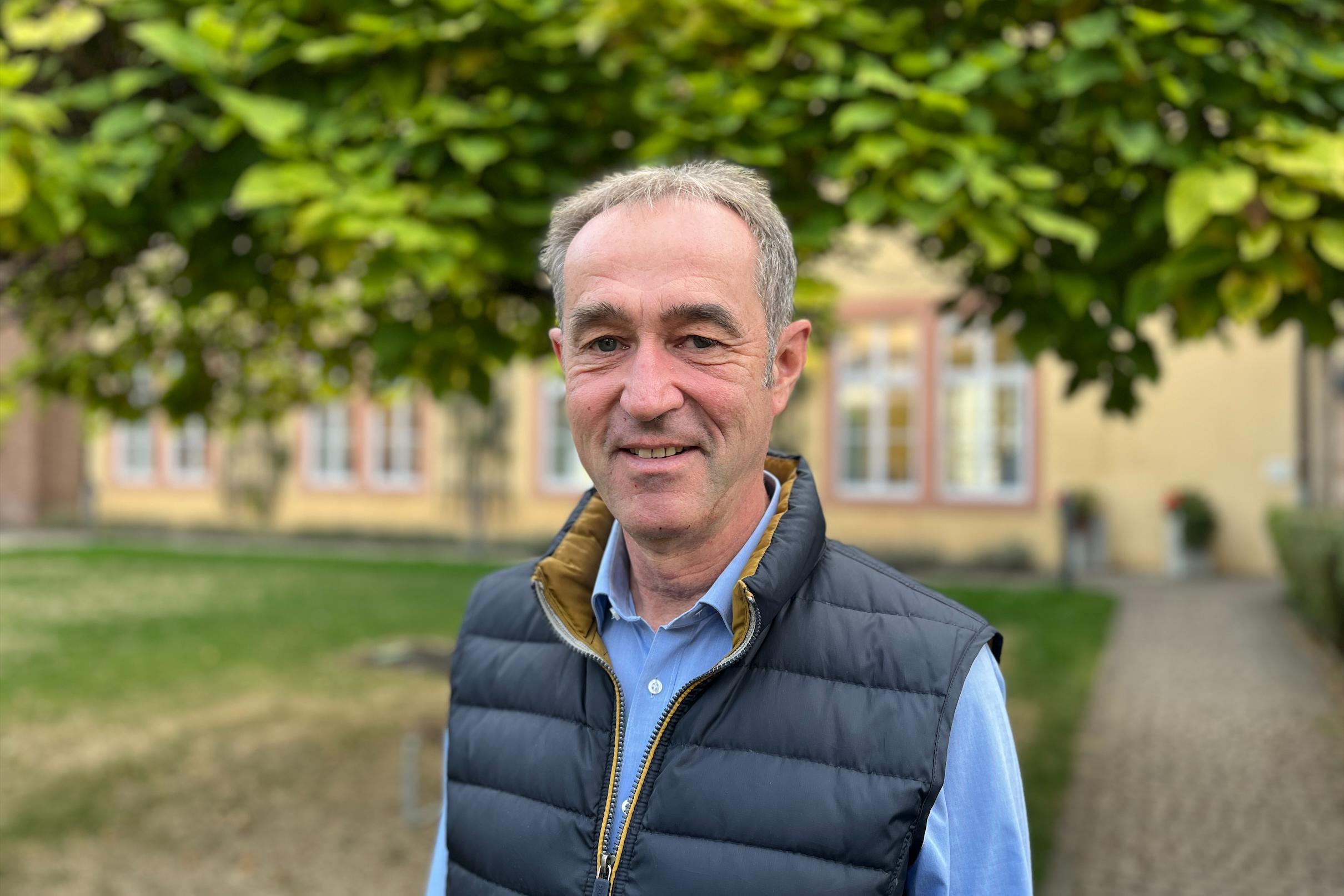 Prof. Dr. Klaus Vellguth, Inhaber des Lehrstuhls für Pastoraltheologie mit Homiletik vor einem Baum stehend