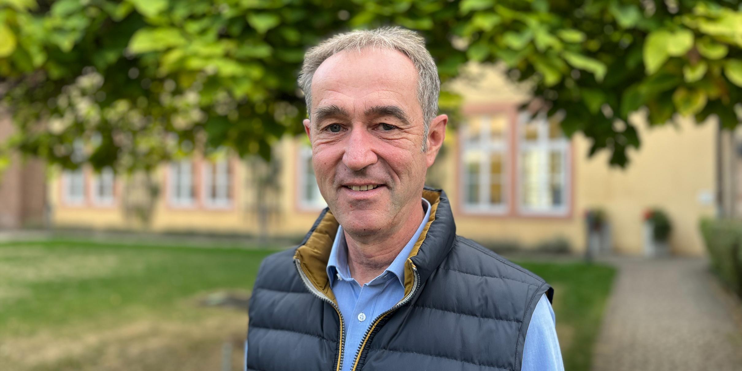 Prof. Dr. Klaus Vellguth, Inhaber des Lehrstuhls für Pastoraltheologie mit Homiletik Prof. Dr. Klaus Vellguth, Inhaber des Lehrstuhls für Pastoraltheologie mit Homiletik vor einem Baum stehend
