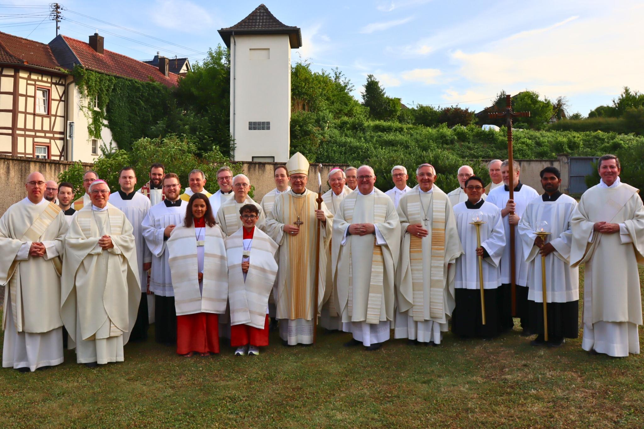 Eine große Schar an Wegbegleitern verabschiedete den Spiritual (Geistlicher Leiter) Prof. Dr. Josef Freitag des überdiözesanen Seminars zur Priesterausbildung in Lantershofen.