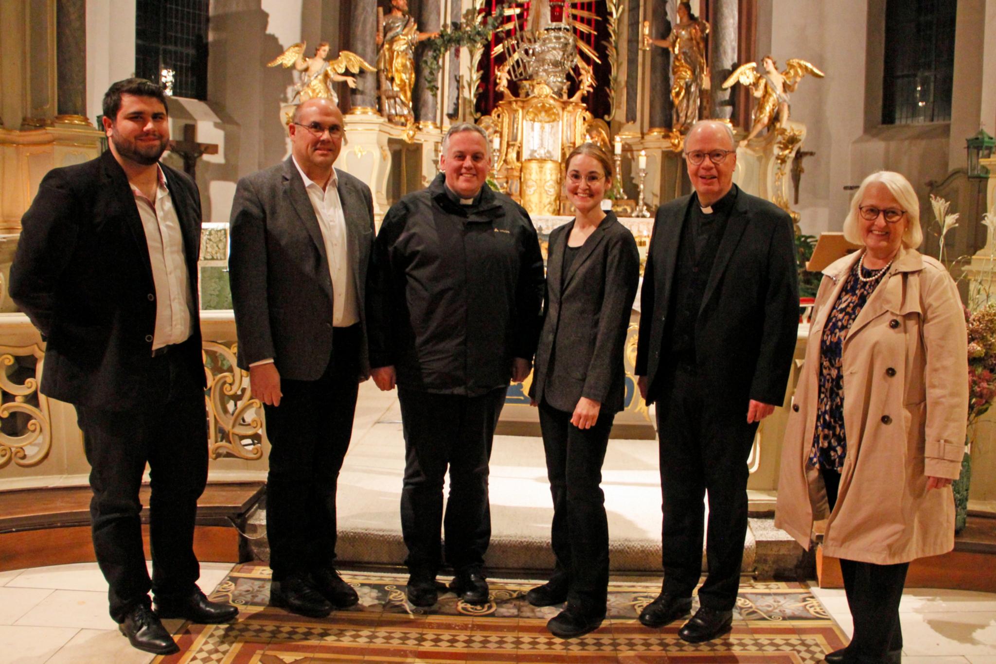 Die Vorbereitungsgruppe zusammen mit Bischof Stephan Ackermann (2.v.r.)