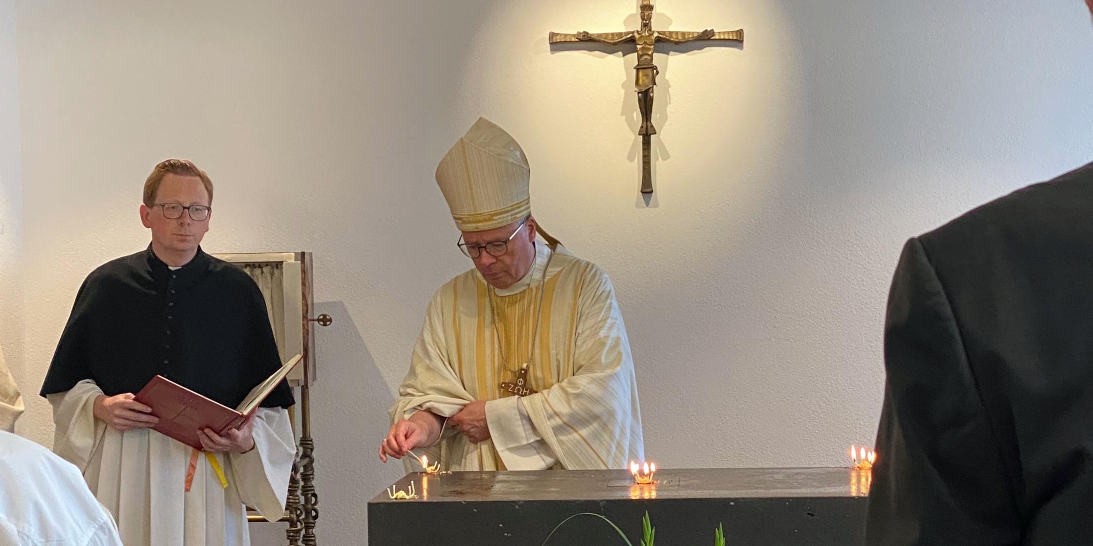 Der Bischof zündet Weihrauch auf einem Altar an.