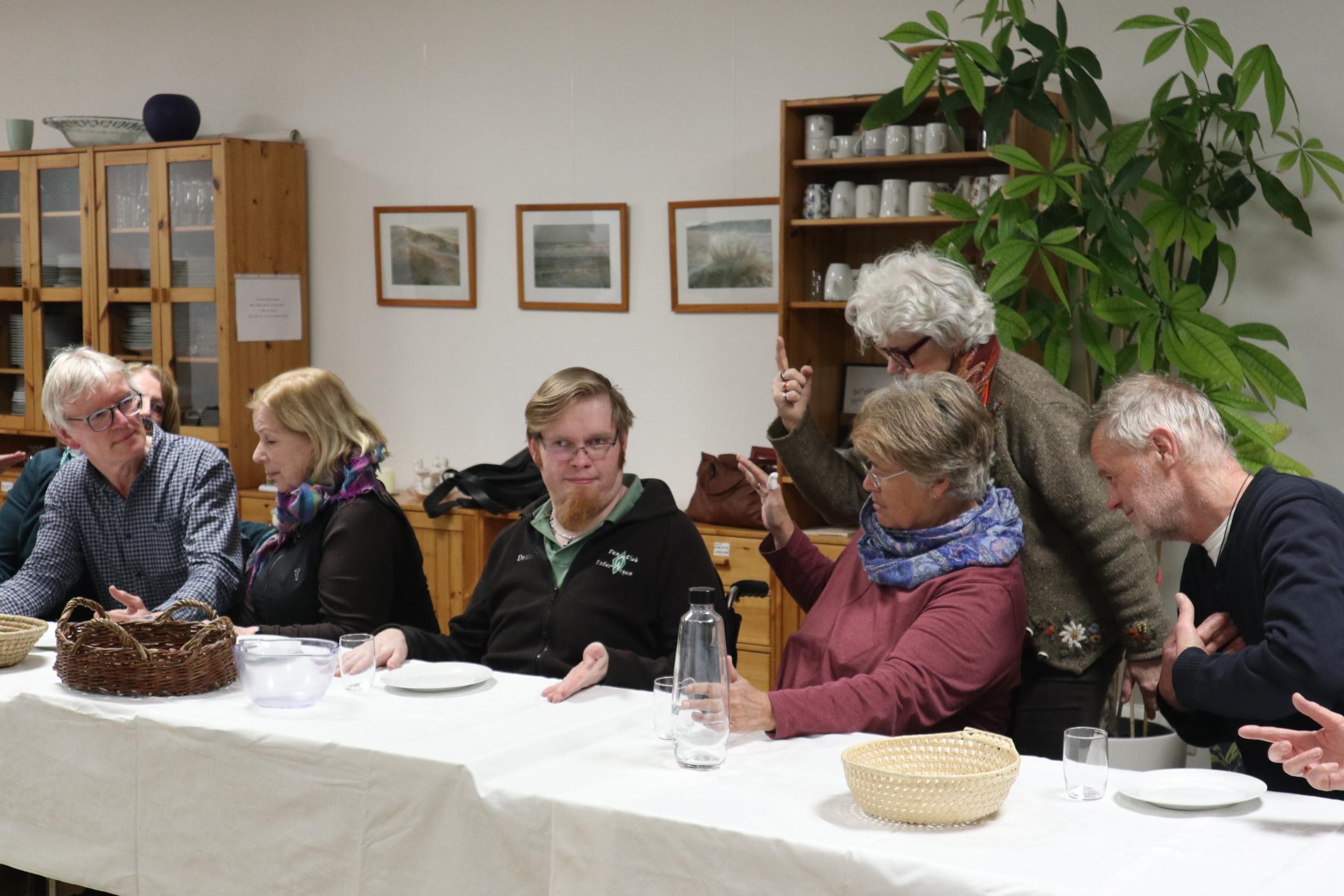 Die Inszenierung lädt dazu ein, noch einmal über die Bedeutung von Gründonnerstag nachzudenken.