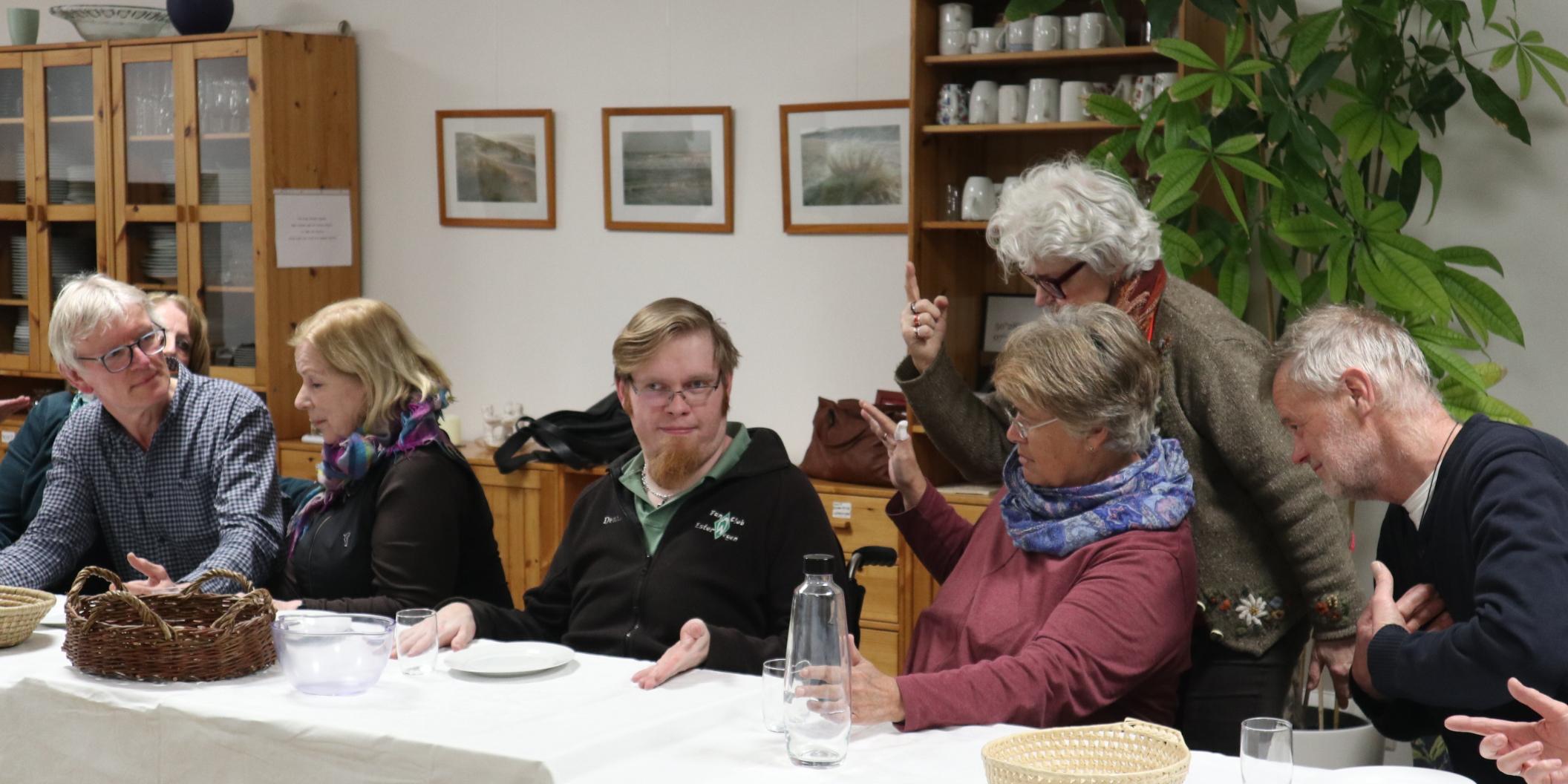 Die Inszenierung lädt dazu ein, noch einmal über die Bedeutung von Gründonnerstag nachzudenken.