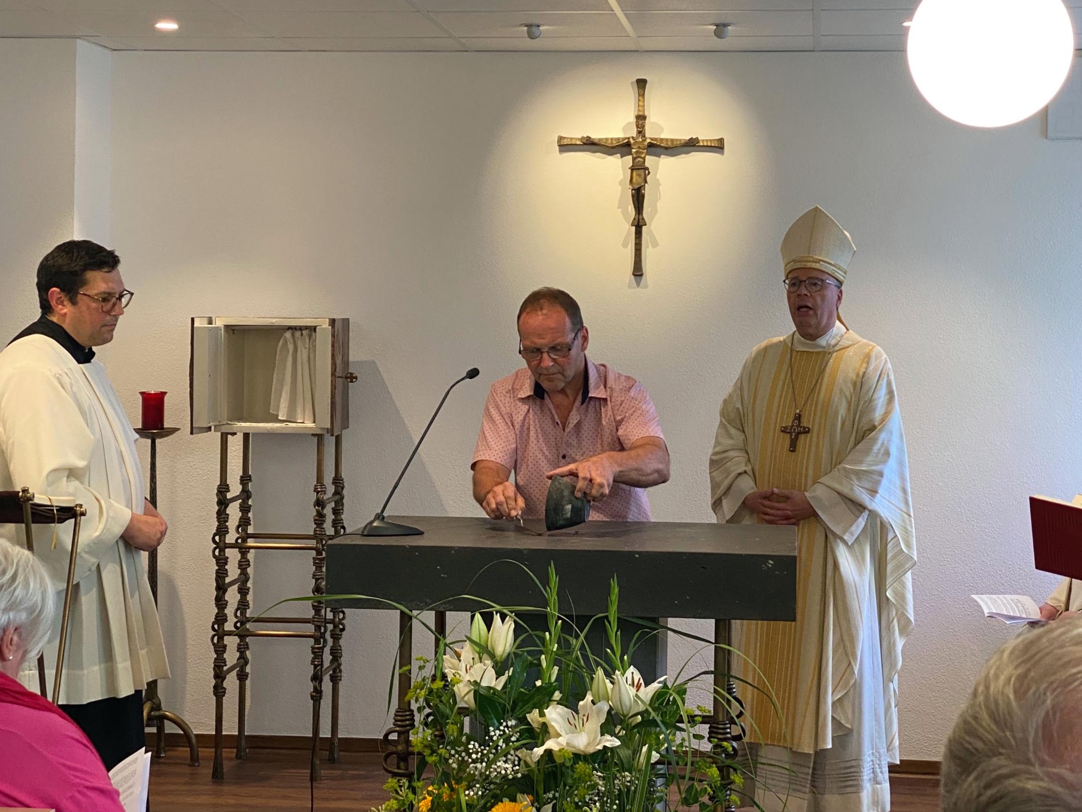 Edgar Rader aus der Kunstschmiede der Abtei Maria Laach verschloss die Reliquien.