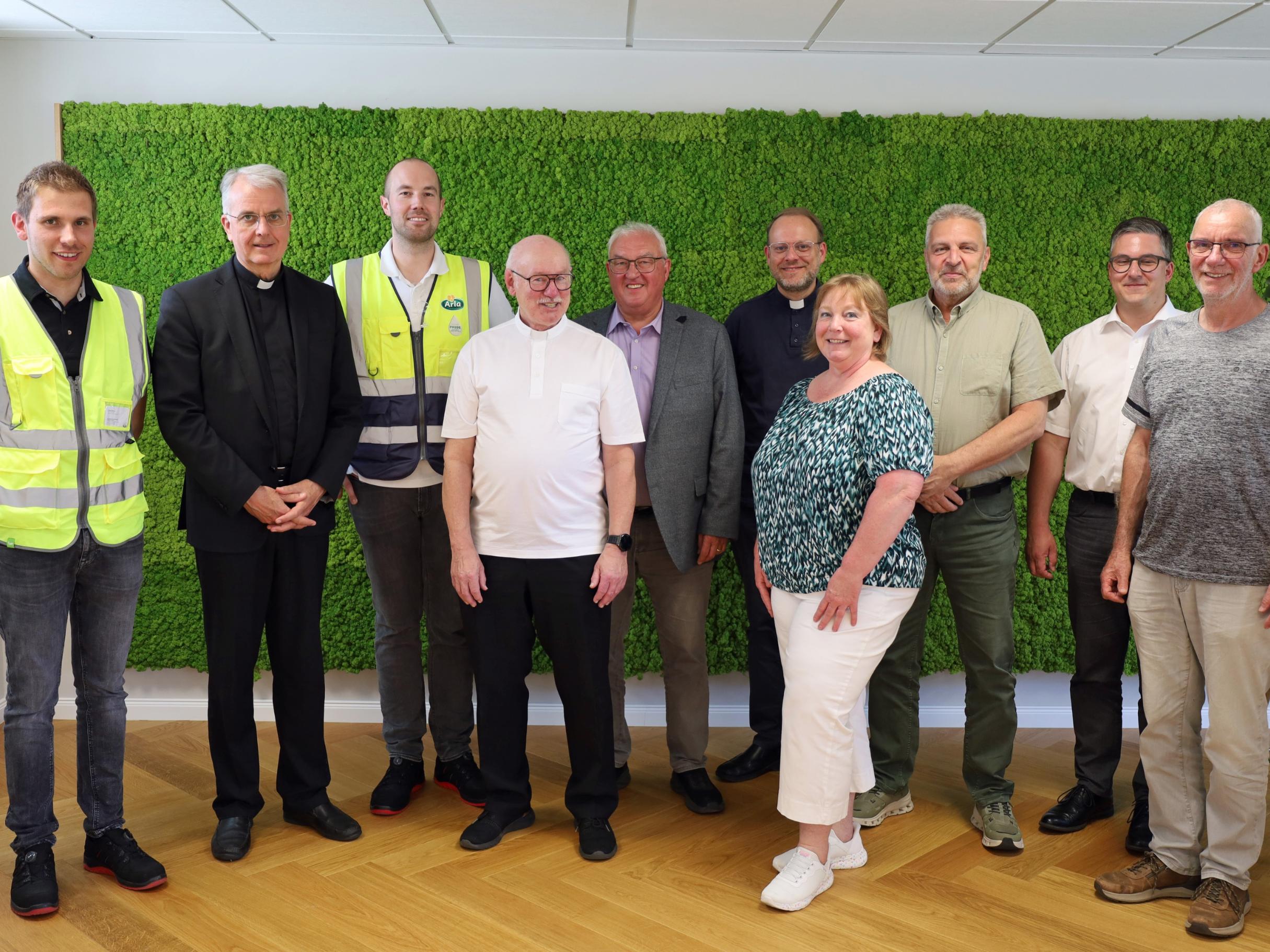 Eine Gruppe Mitarbeitende des Pastoralen Raums Prüm rund um Weihbischof Peters mit David Fußmann (link) und Andreas Schreiber (3.v.l.)