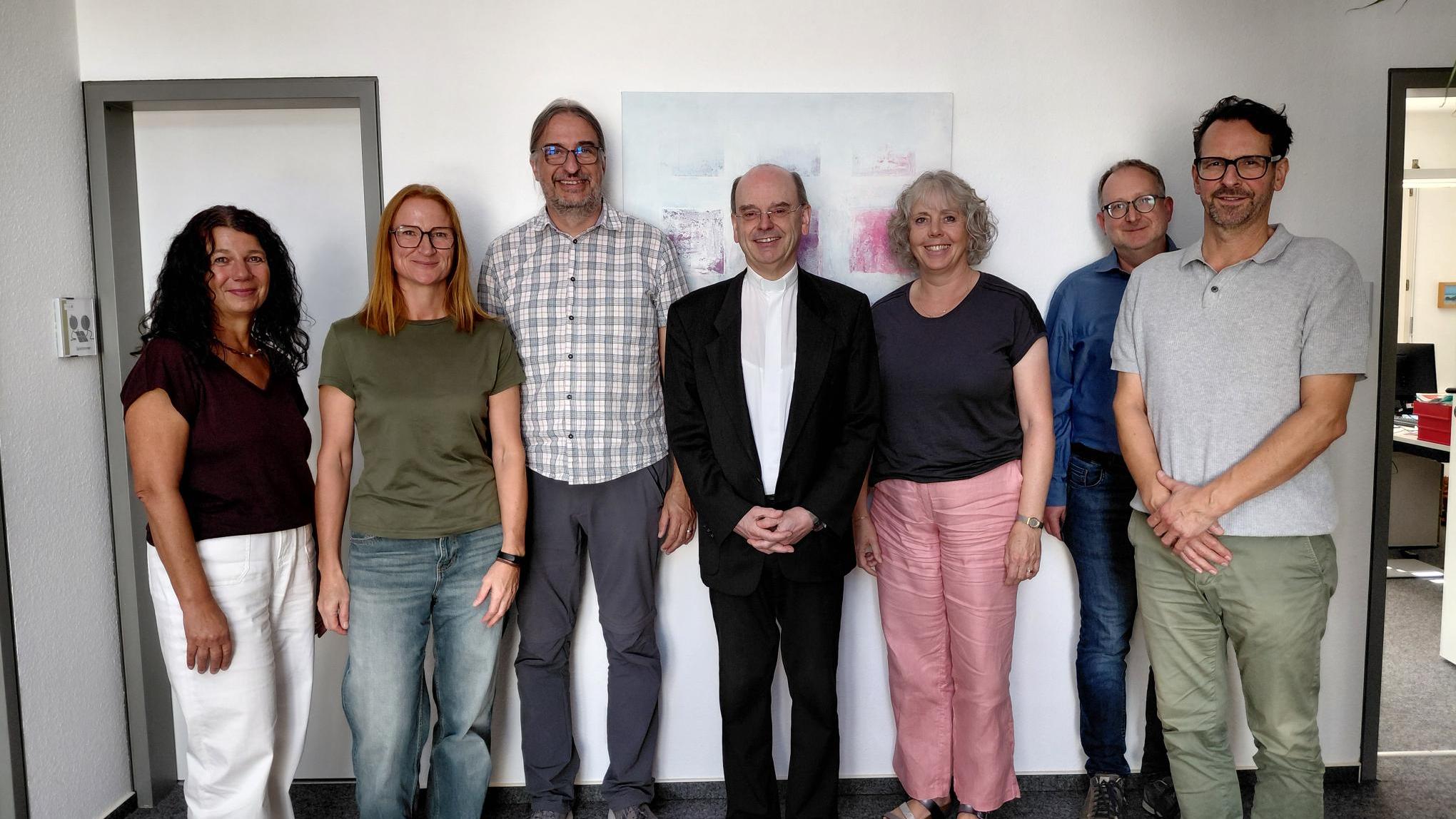 Am Gespräch nahmen teil (v.li.n.re.): Dagmar Reichel (LB), Sandra Herbert (LB), Michael Hammes (LB), Weihbischof Robert Brahm, Eva Glocker (LB), Andreas Moreth (Pastoraler Raum Simmern), Rainer Liesenfeld (LB)