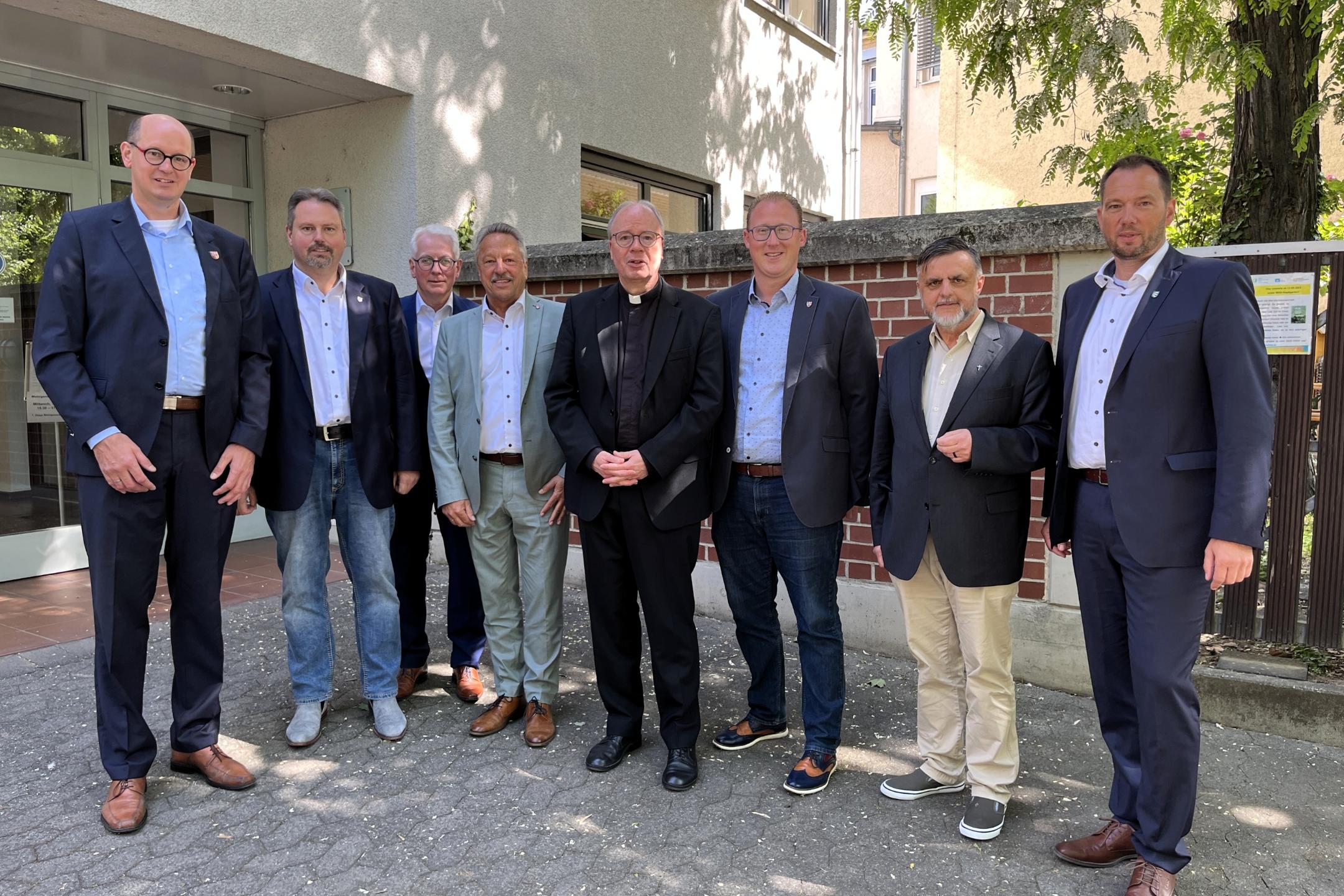 Jan Ermtraud (VG Bad Hönningen), Michael Christ (VG Asbach), Volker Mendel (VG Puderbach), Hans-Werner Breithausen (VG Rengsdorf-Waldbreitbach), Bischof Dr. Stephan Ackermann, 1. Kreisbeigeordneten Philipp Rasbach, Dekan des Pastoralen Raums Peter Dörrenbächer und Manuel Seiler (VG Dierdorf) trafen sich zum Gespräch in Neuwied.
