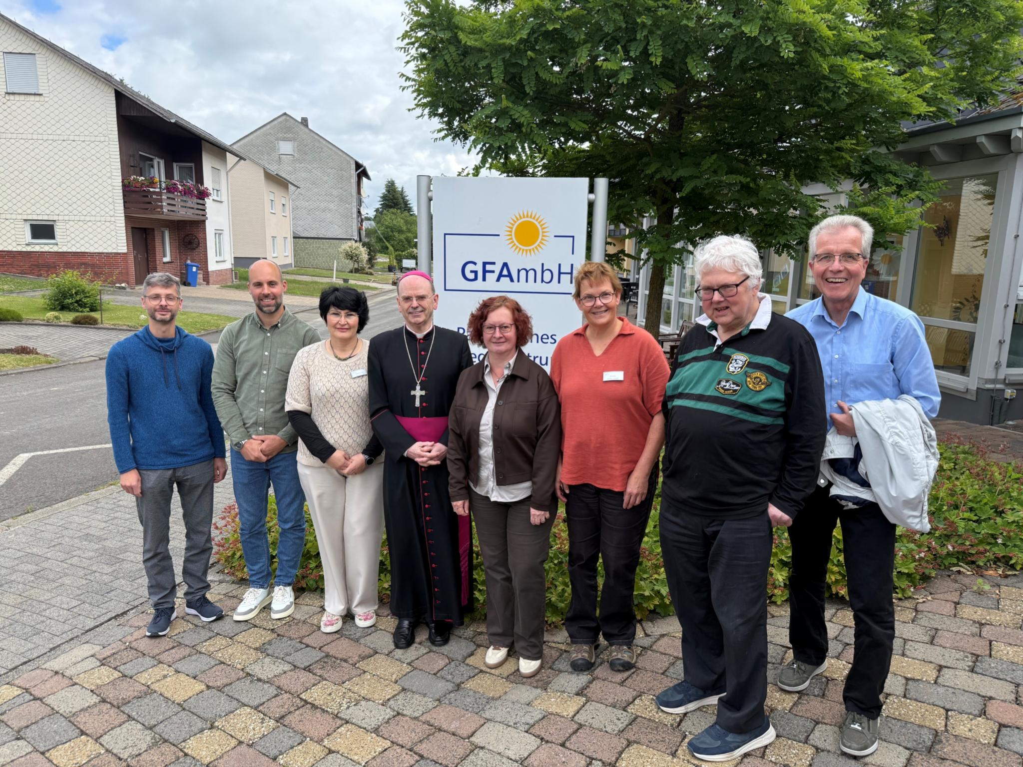 Weihbischof Brahm mit Mitarbeitenden des Pflegezentrum Beltheim und des Pastoralen Raums Simmern.