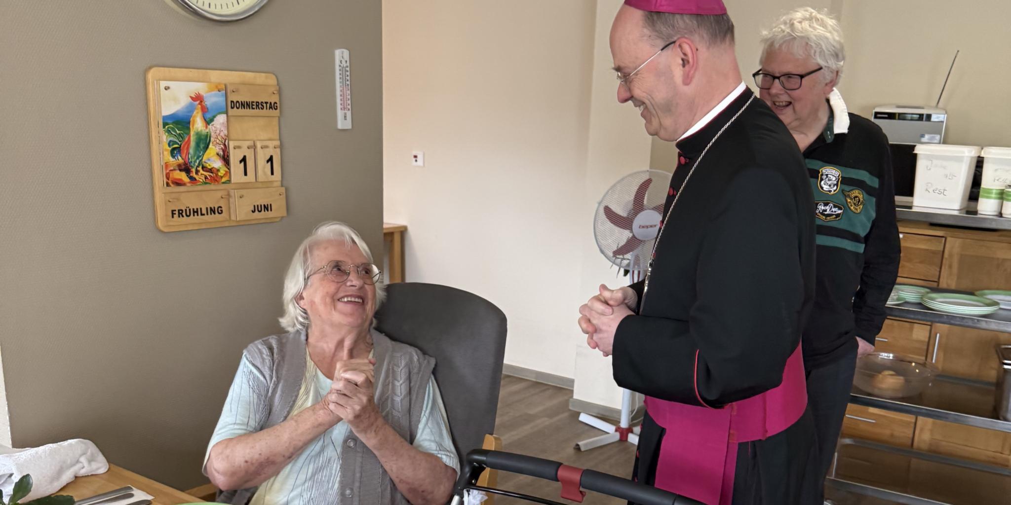 Bei seinem Besuch im Pflegezentrum kam Weihbischof Brahm mit Bewohnerinnen und Bewohnern ins Gespräch.