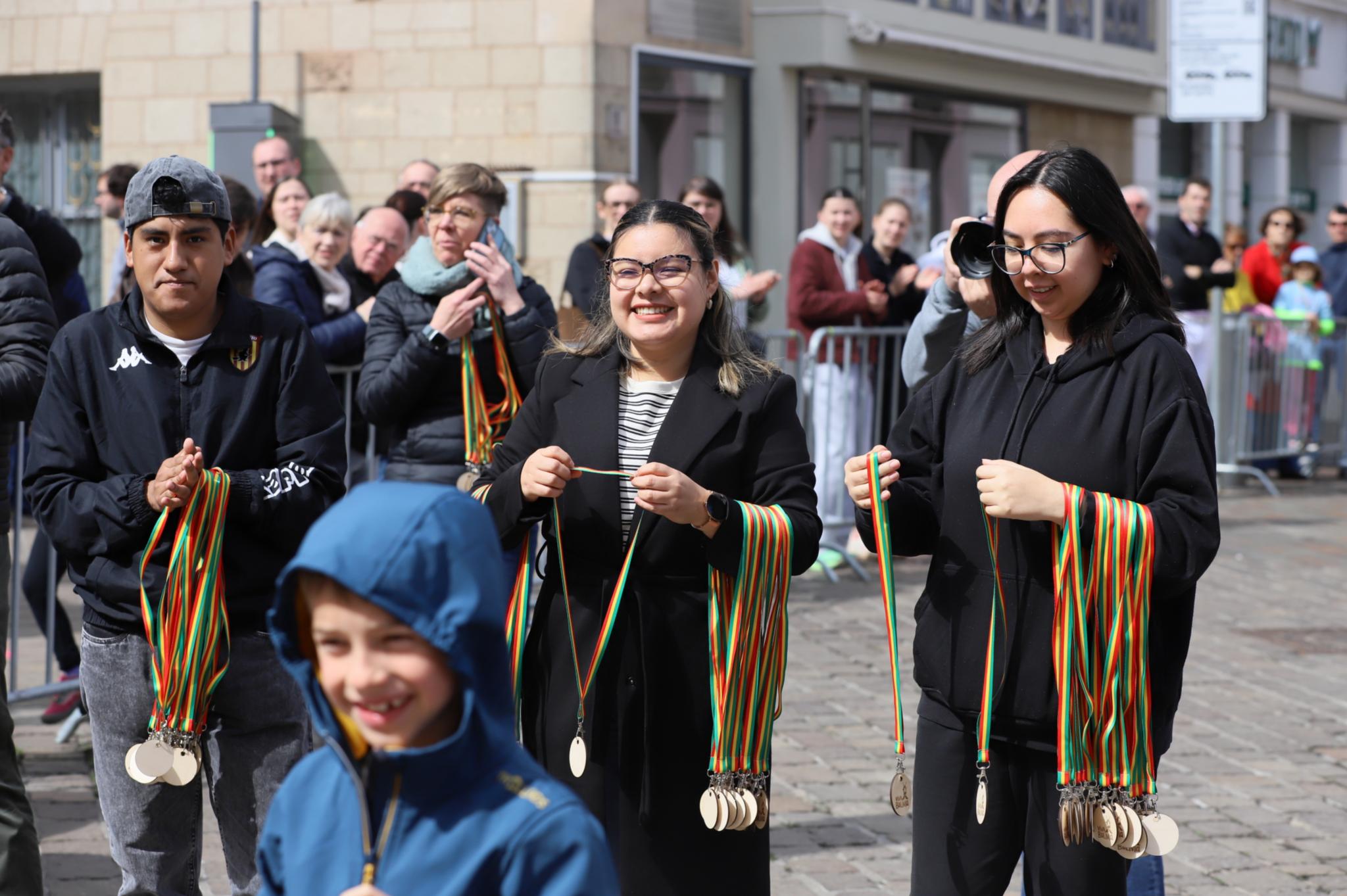 Reverse-Freiwillige halben mit bei der Siegerehrung