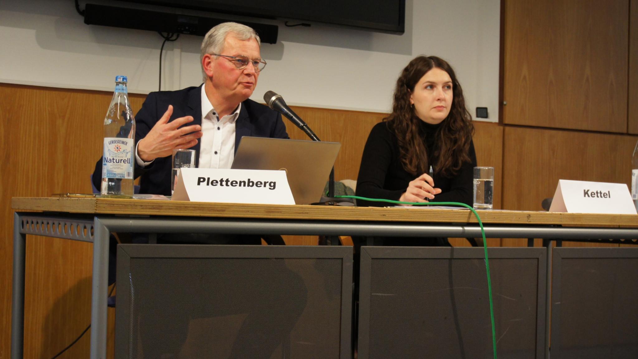 Generalvikar von Plettenberg und die stellvertretende Vorsitzende des Katholikenrates, Lena Kettel, diskutieren im Rahmen der Herbstvollversammlung