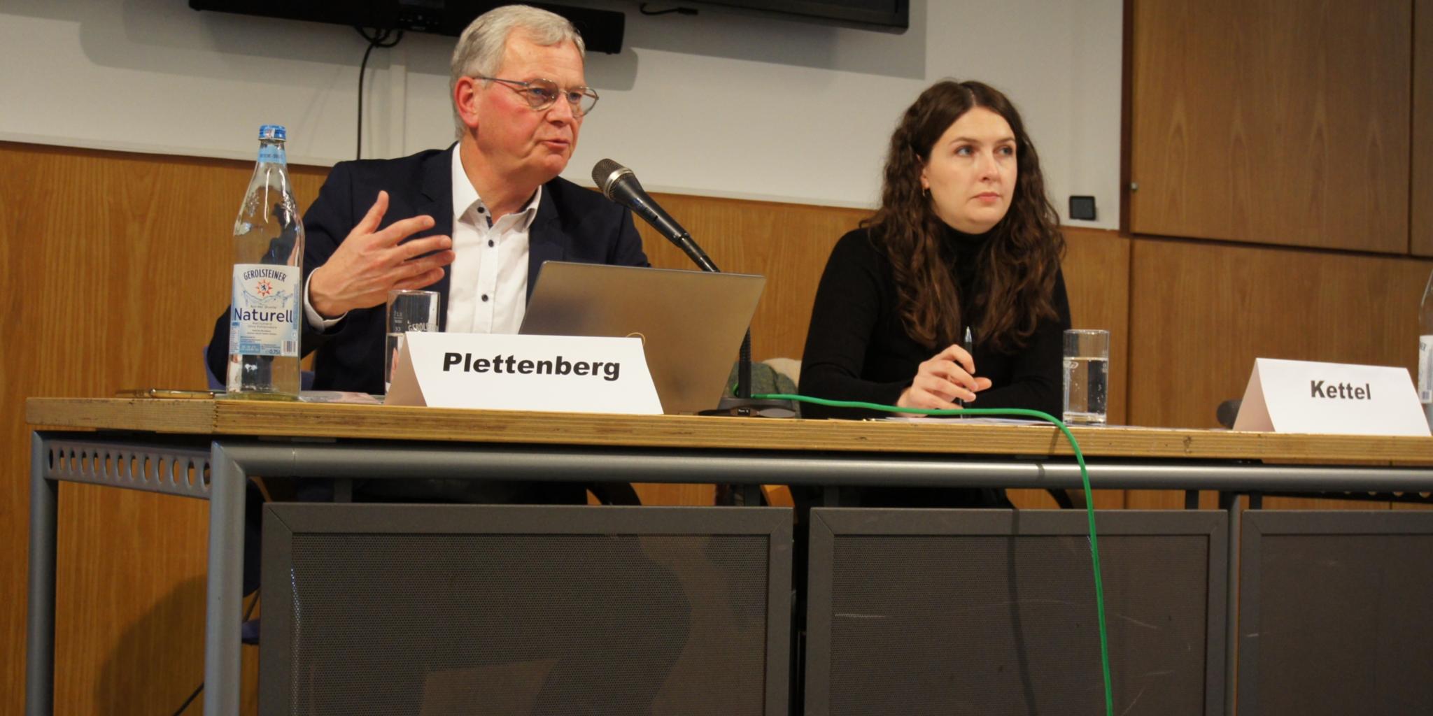 Generalvikar von Plettenberg und die stellvertretende Vorsitzende des Katholikenrates, Lena Kettel, diskutieren im Rahmen der Herbstvollversammlung