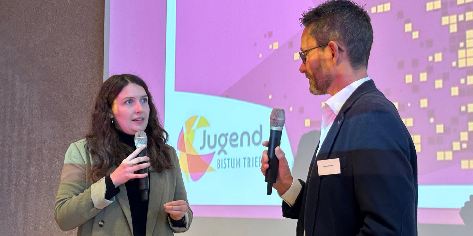 BDKJ-Diözesanvorsitzende Lena Kettel und Moderator Alexander Houben